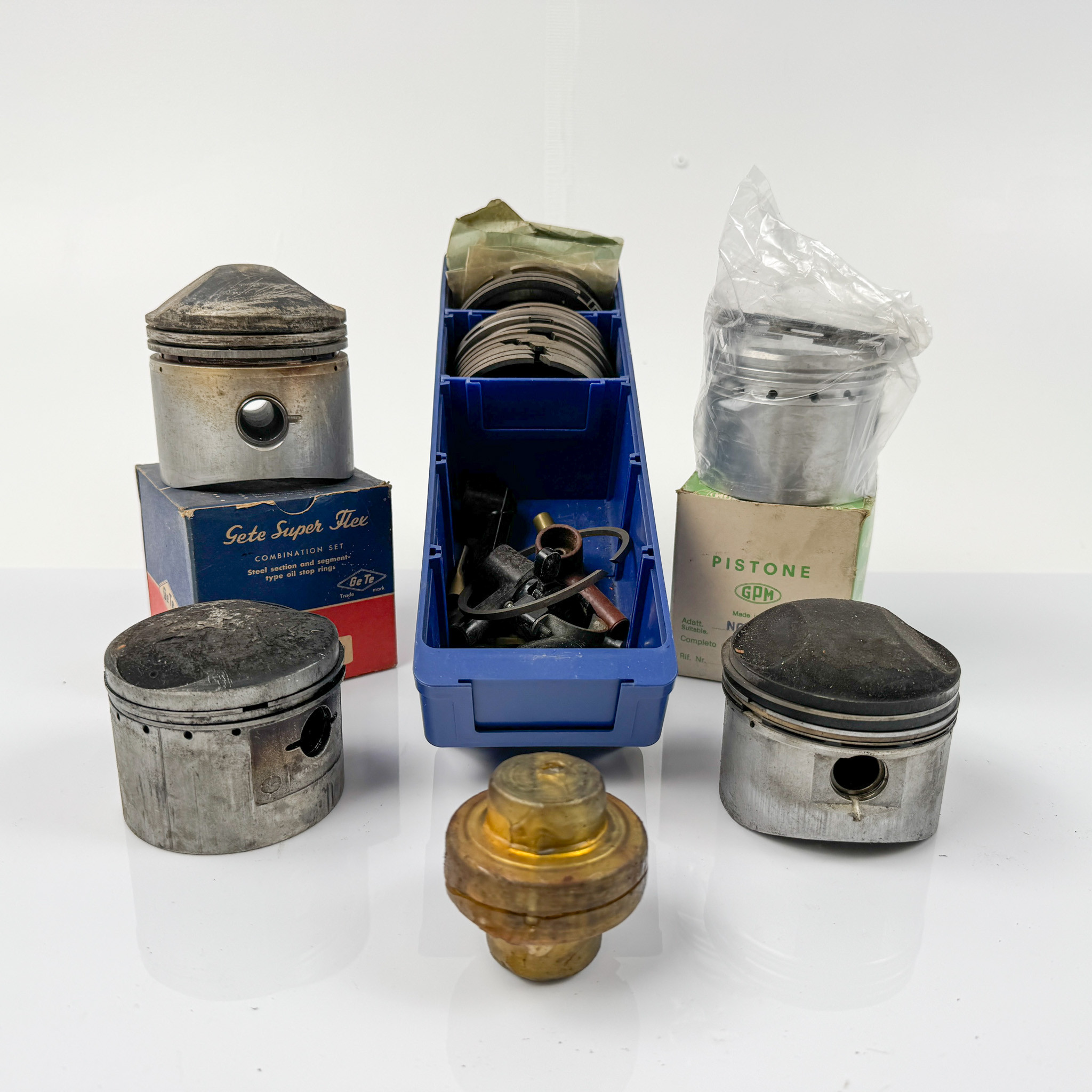 MOTORCYKELDELAR, bla Norton, omkring 1900-talets mitt.