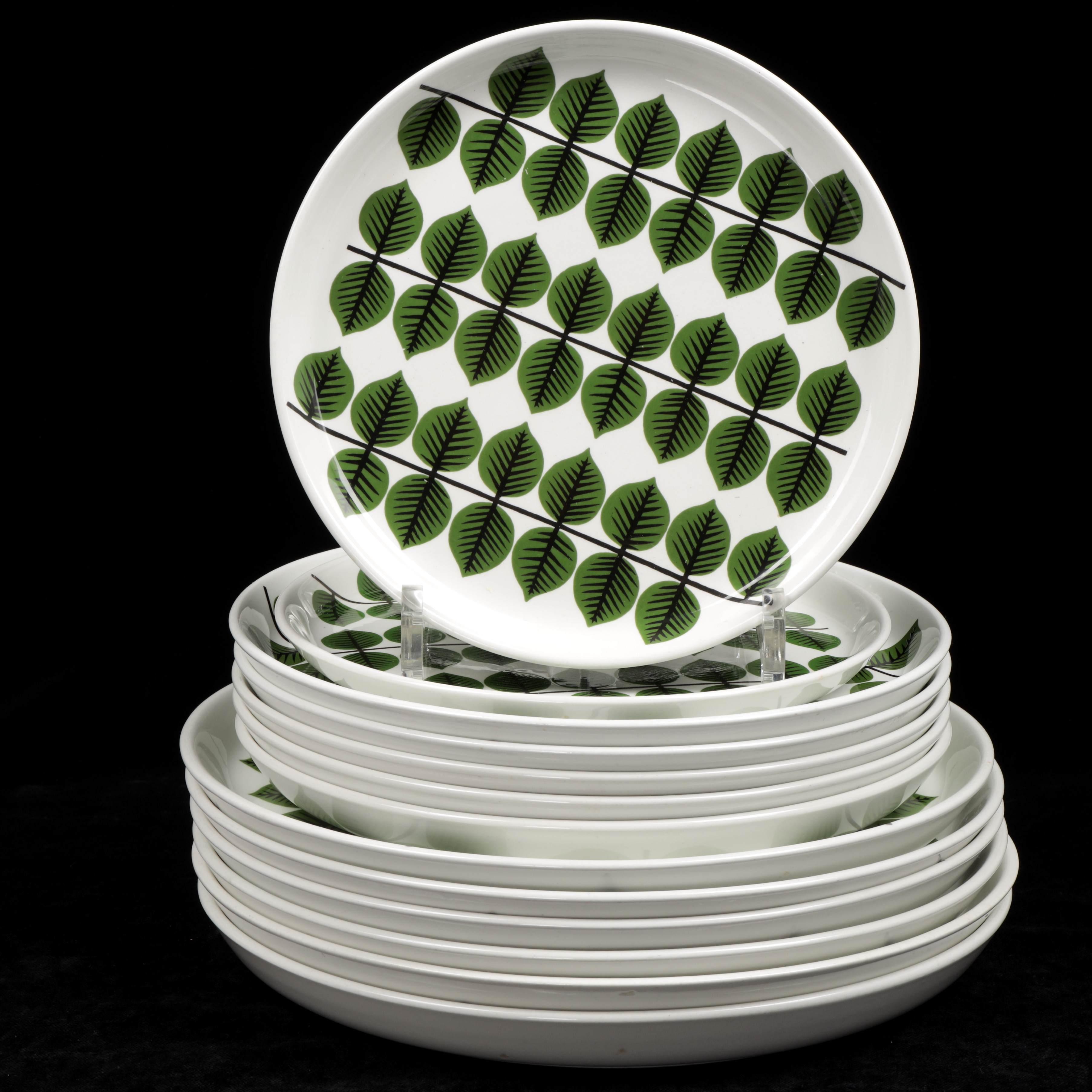 STIG LINDBERG. Tallrikar, 13 st, "Berså", Gustavsberg, 1960-tal.