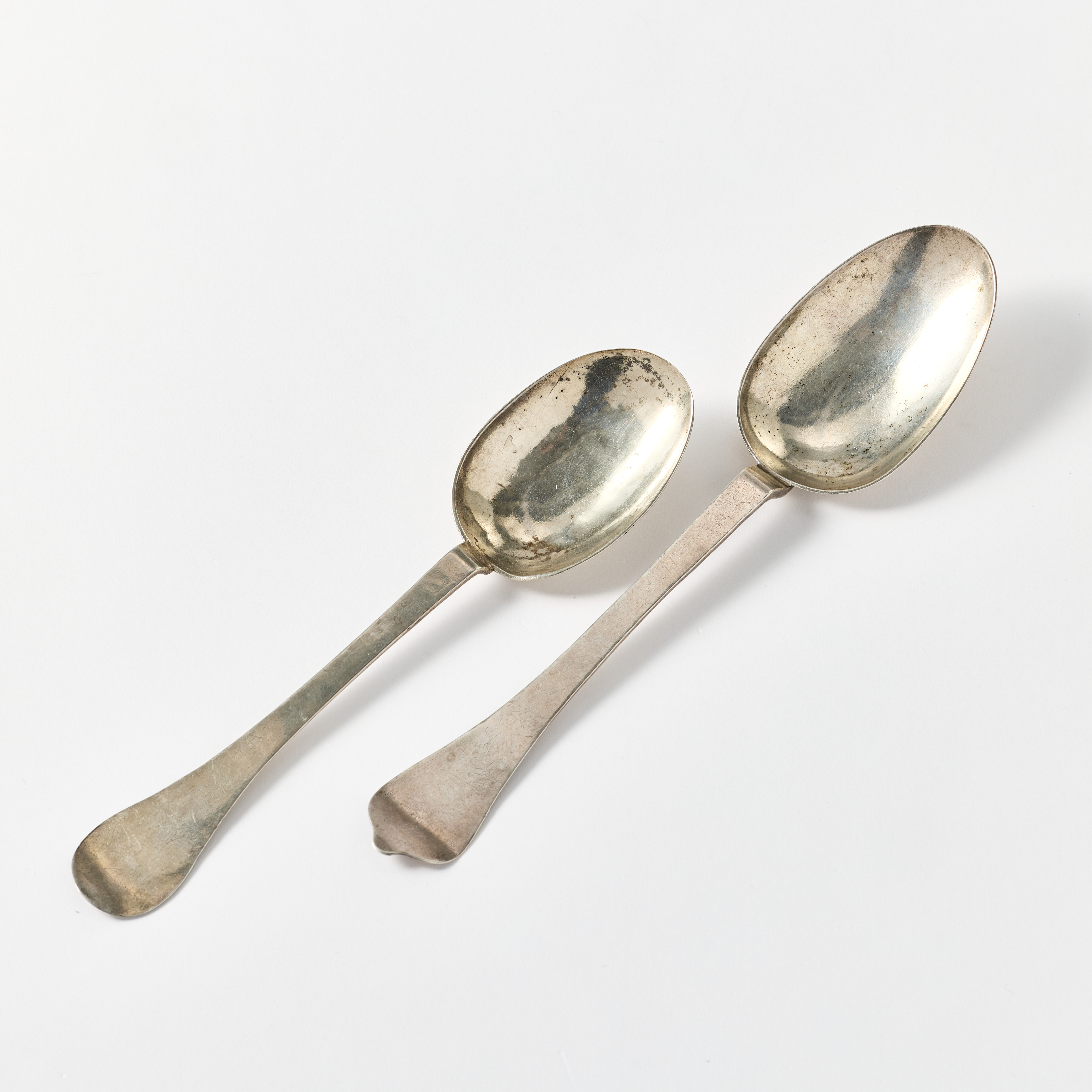 JOHAN W HELLEDAY OCH FERDINAND SEHL D Y. Råttsvansskedar, två stycken, silver, Stockholm 1701 och 1731.