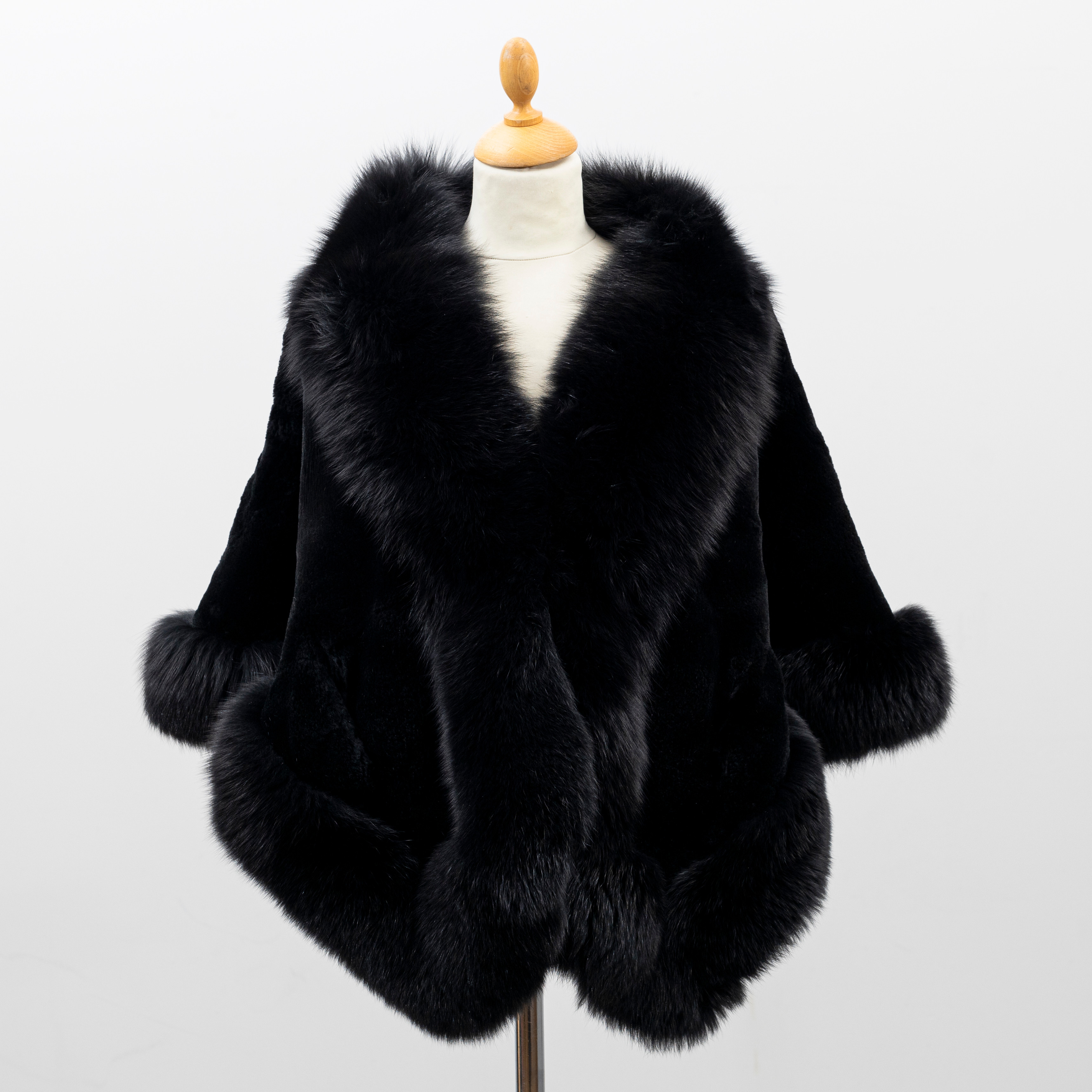 PÄLSSTOLA, svart kanin kantad med svartfärgad räv, samtida tillverkning.