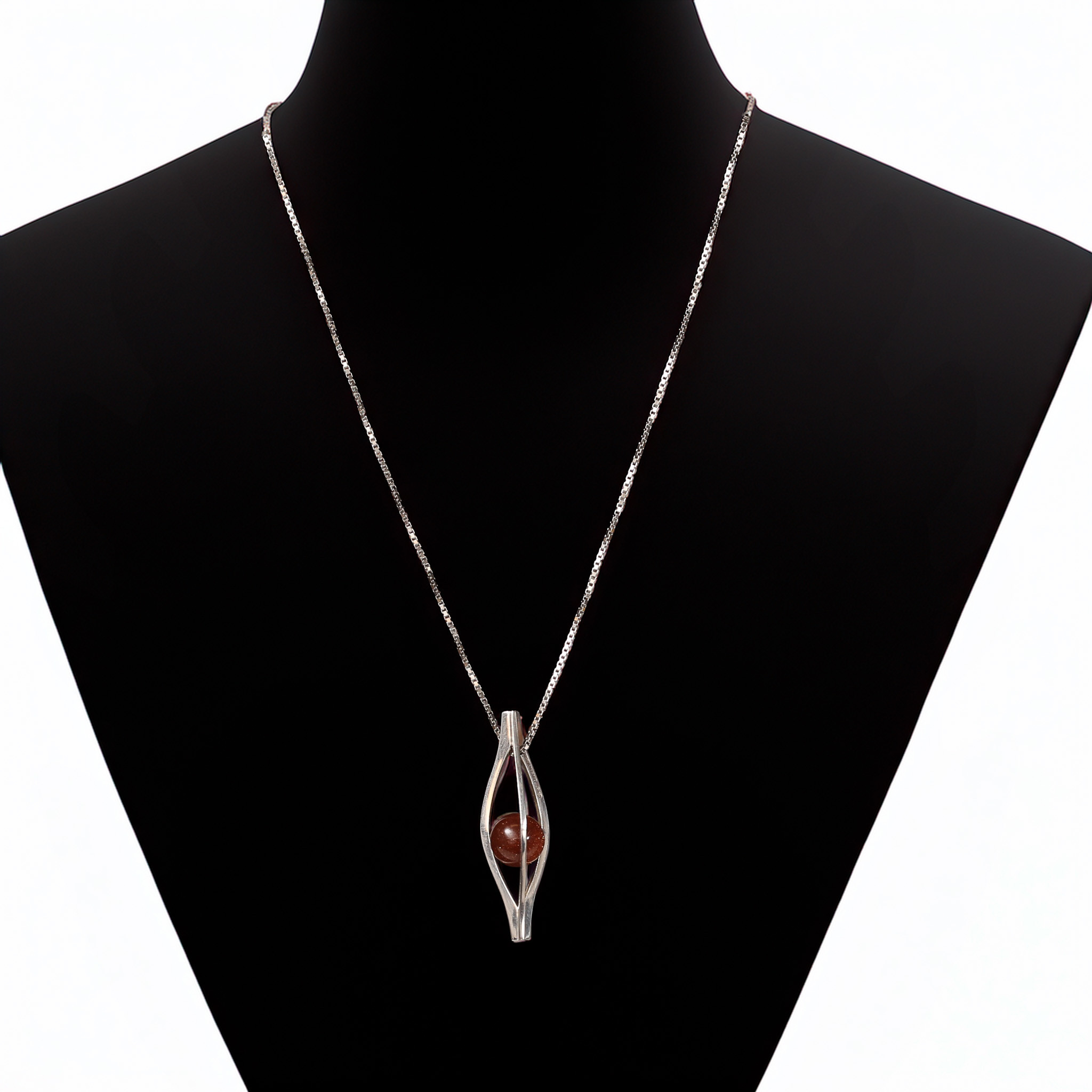 ELIS KAUPPI. Halssmycke, Sterlingsilver med kula i Aventuringlas, Kupittaan Kulta Oy, Åbo, Finland.