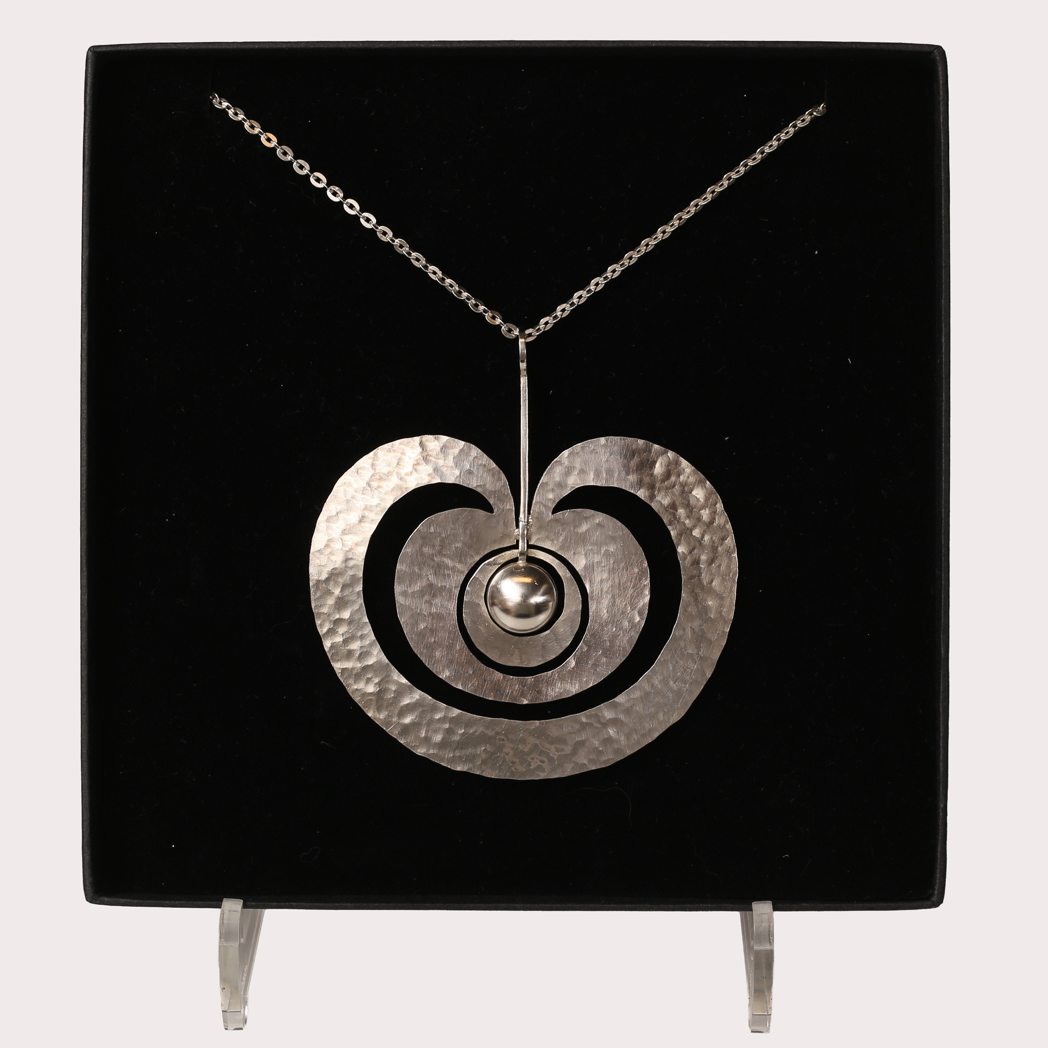 TAPIO WIRKKALA, Halssmycke "Omena", Sterlingsilver, Kultakeskus OY, Hämeenlinna / Tavastehus, 1975. Originalförpackning, OBS stora modellen!