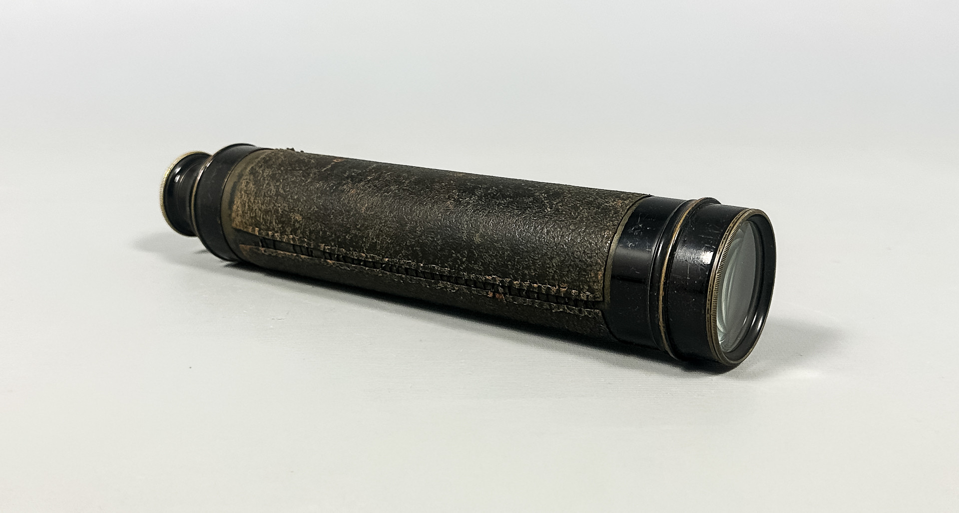 TUBKIKARE, tre drag, mässing, läder, 18/1900-tal.