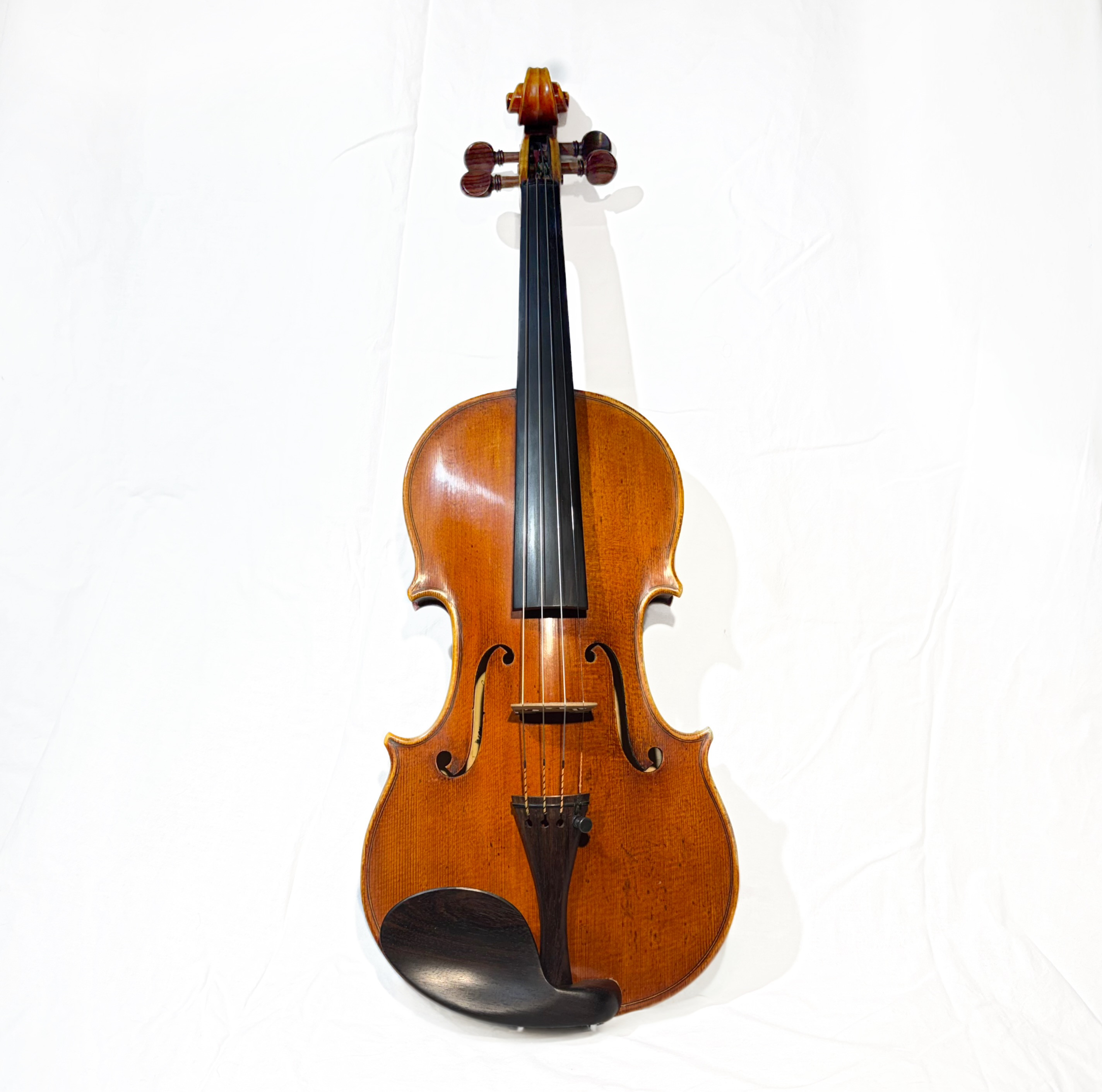 JAN LARSSON. VIOLIN Stradivarius modell, träslag - lönn, gran & ebenholts. Byggd av violinbyggmästare från Dalarna / Lima, 2015, värdekvitto medföljer.