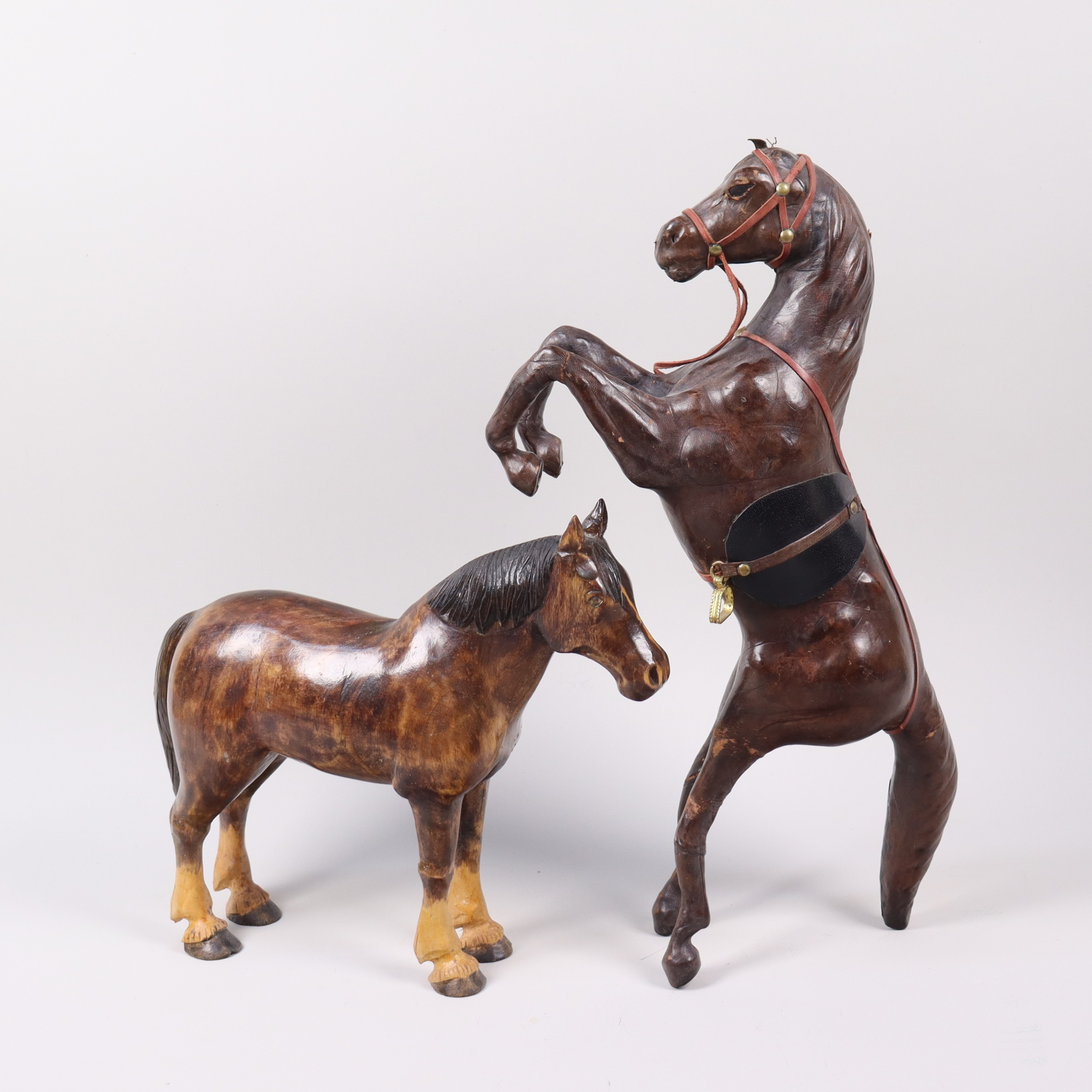 SKULPTURER, hästar, trä och läder, 1900-tal.