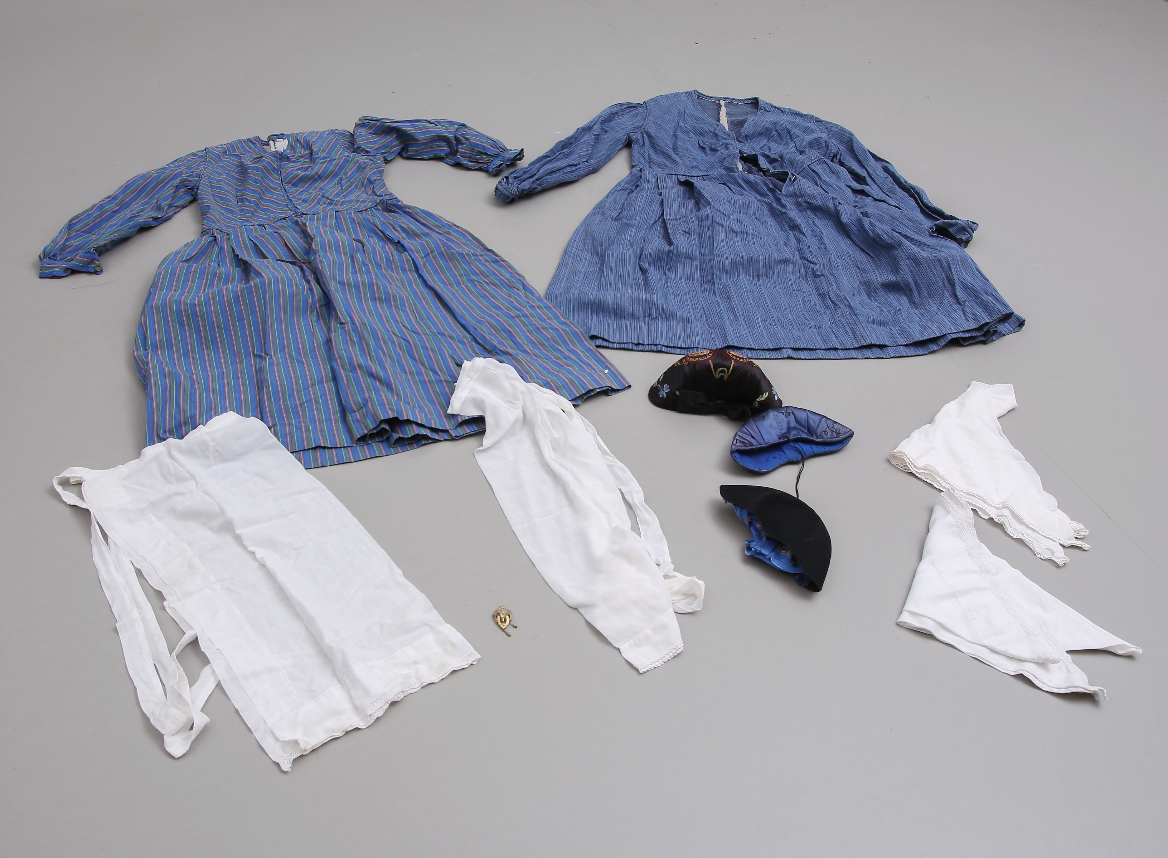 FOLKDRÄKTER/ HUSMORSDRÄKTER, 2 st.