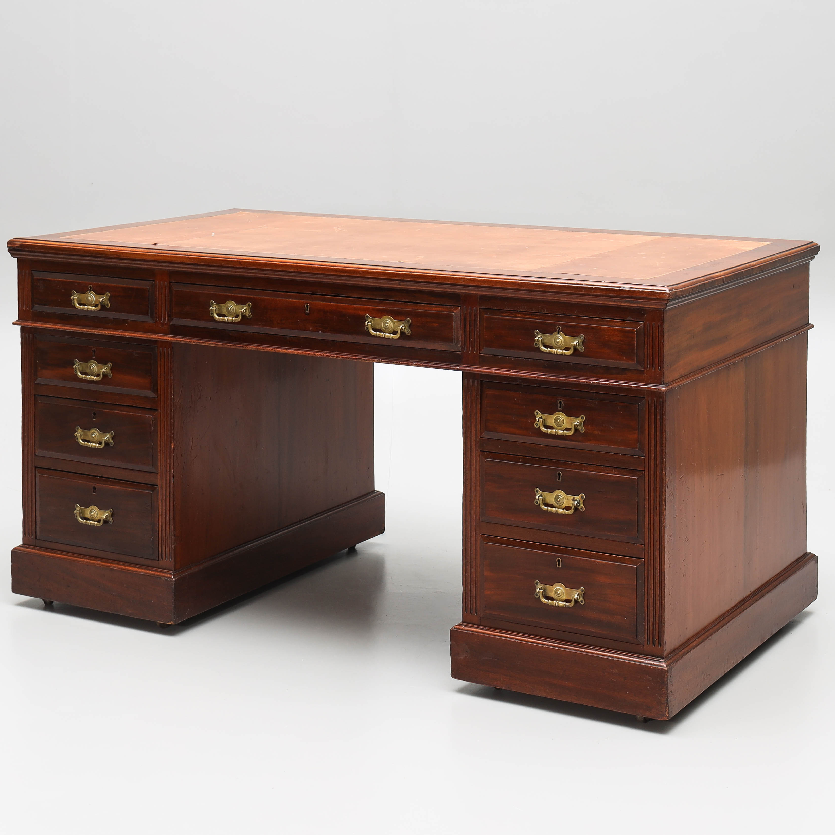 SKRIVBORD, engelsk stil, betsat trä, skinnbeklädd skiva, 1900-tal.