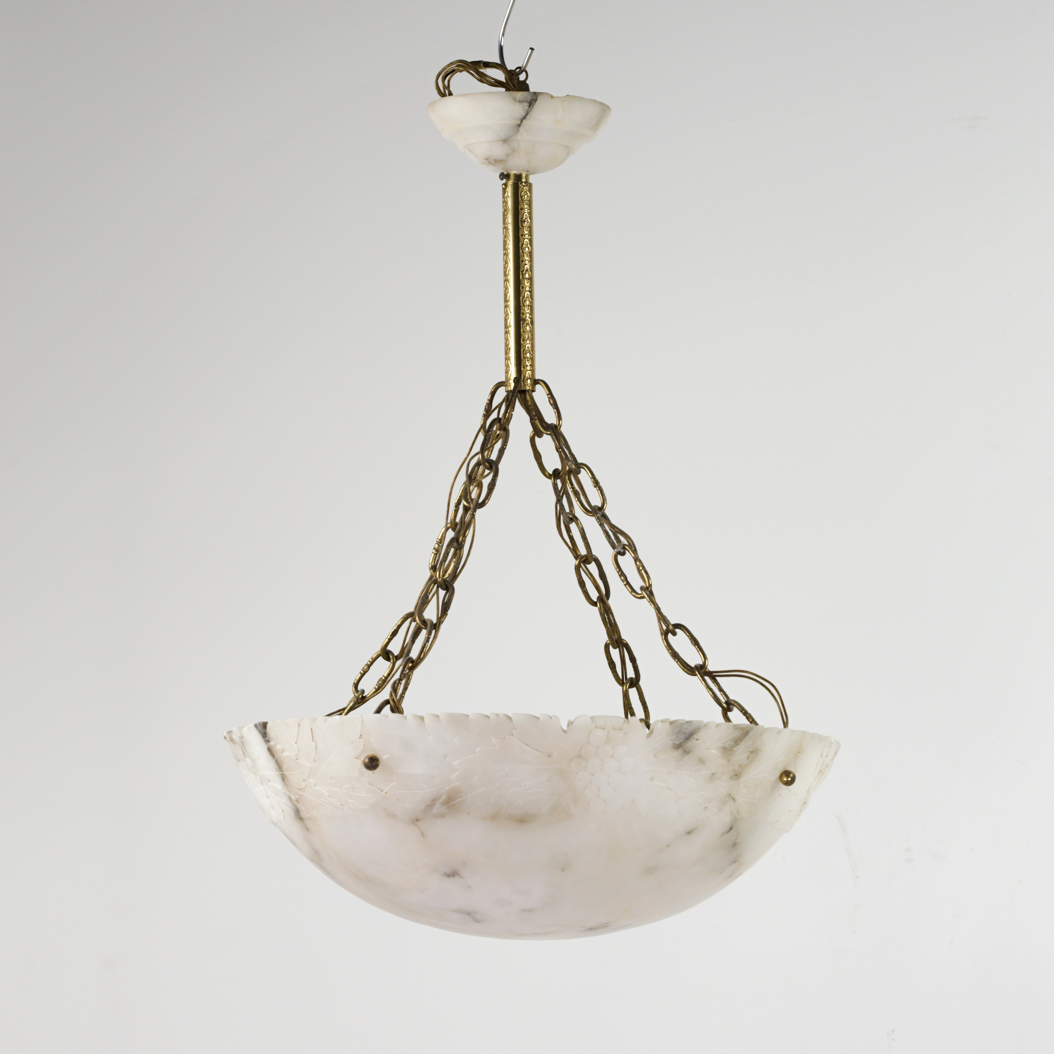 TAKLAMPA, stor plafondmodell, alabaster, mönster i relief i form av vinrankor, mässing, 4 ljuspunkter, tidigt 1900-tal.