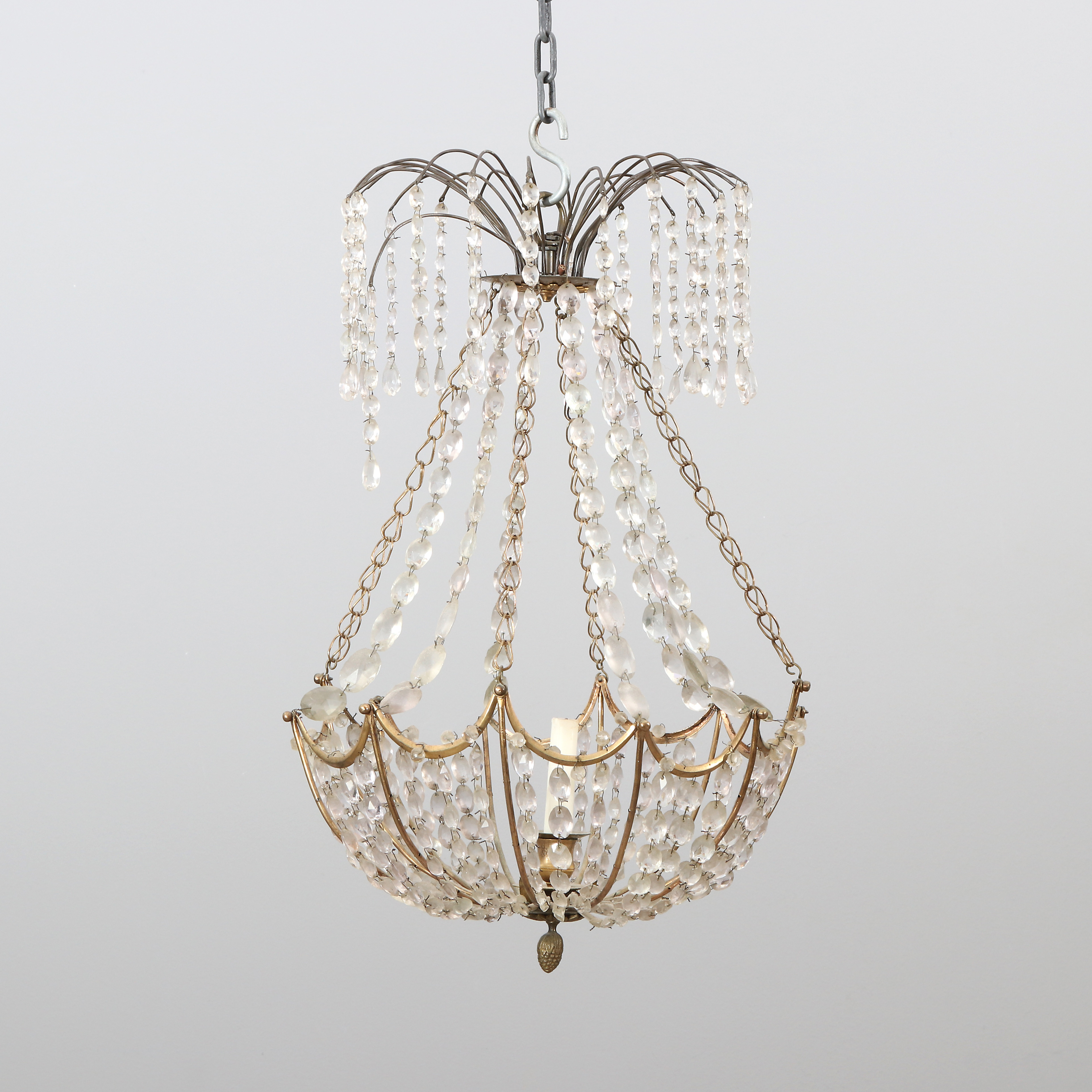 LJUSKRONA MED PRISMOR. Mässing med glasprismor. Sammansatt av äldre delar och prismor.