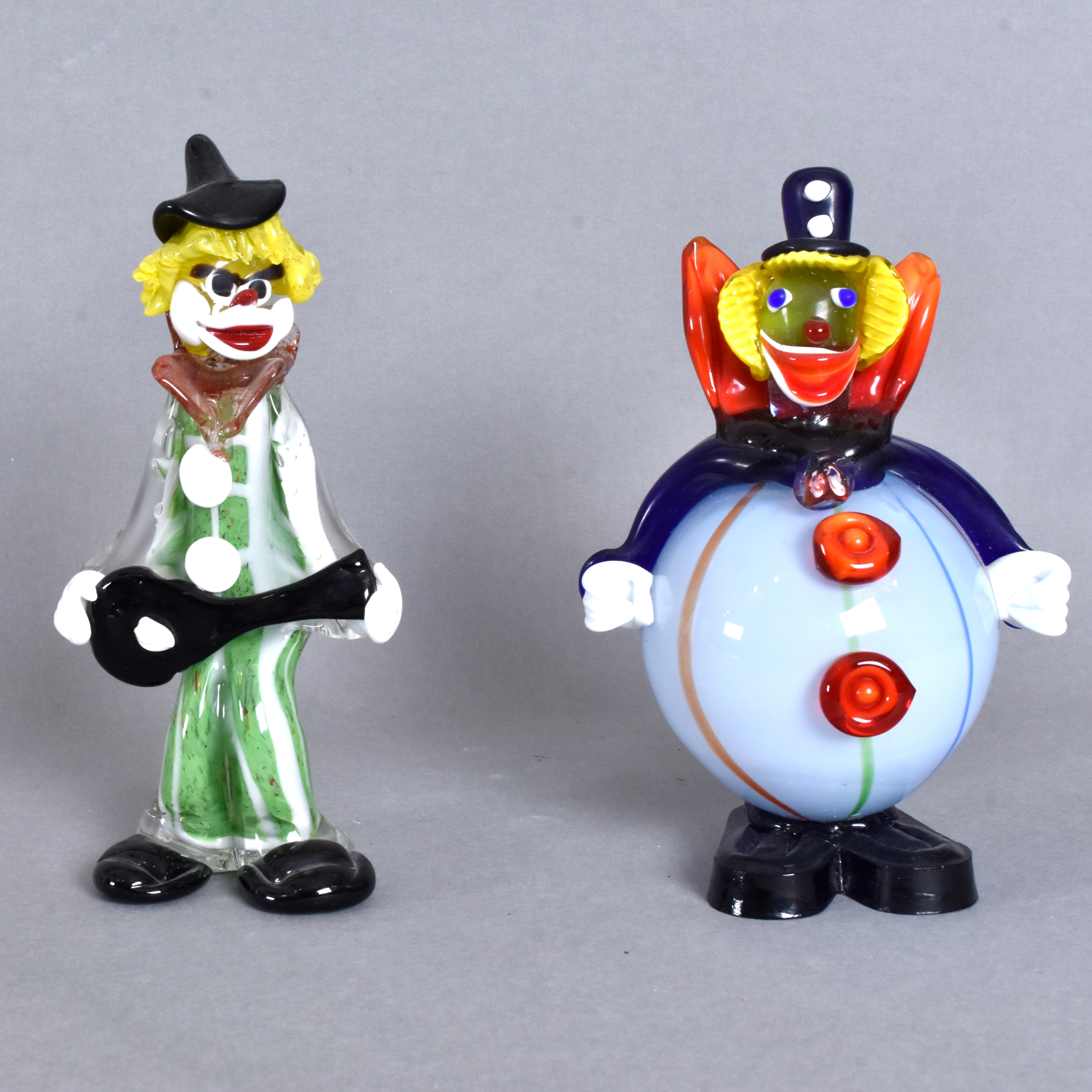 SKULPTURER, 2 st, polykrom glasmassa, stående clowner.