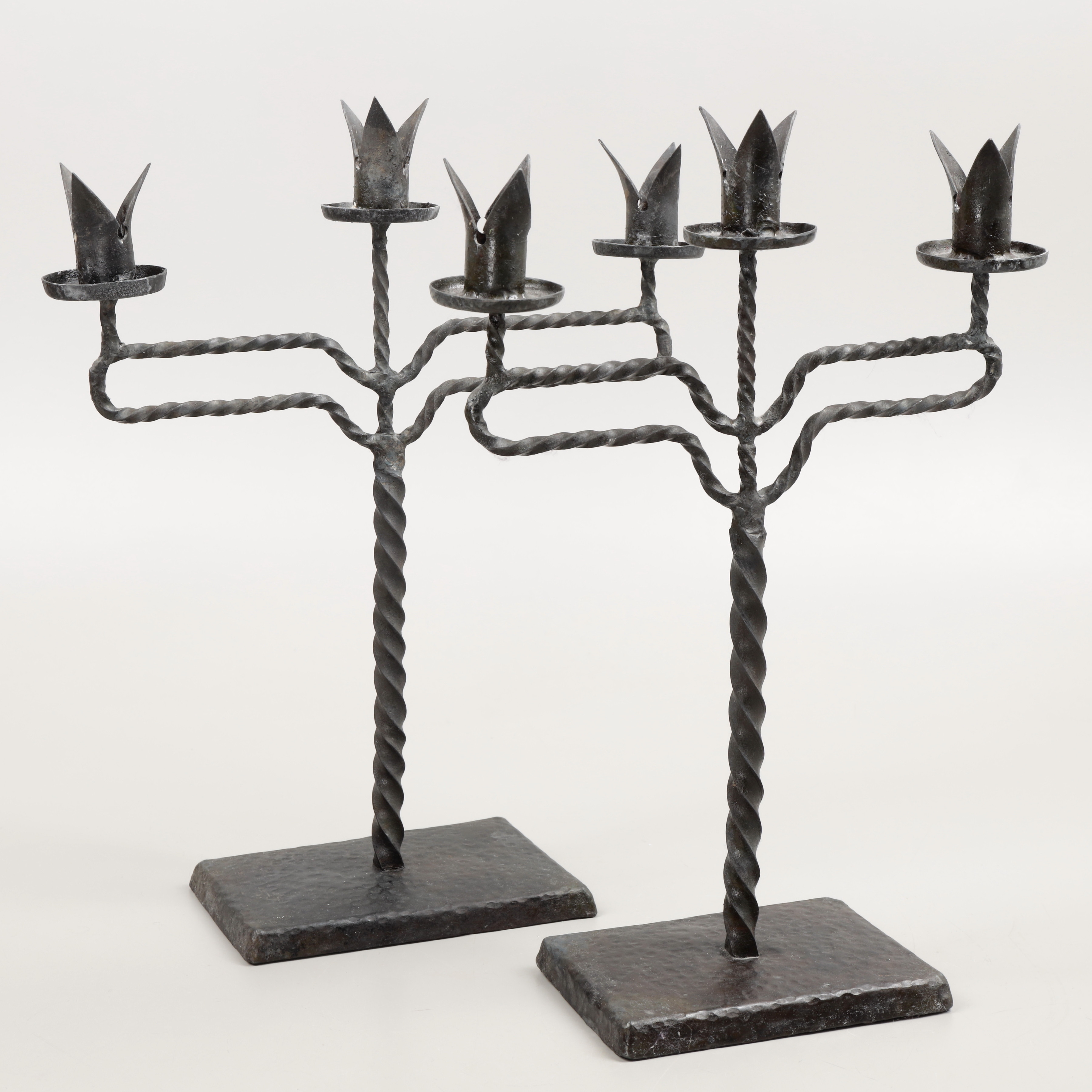 KANDELABRAR, ett par, smide, 1900-talets andra hälft.