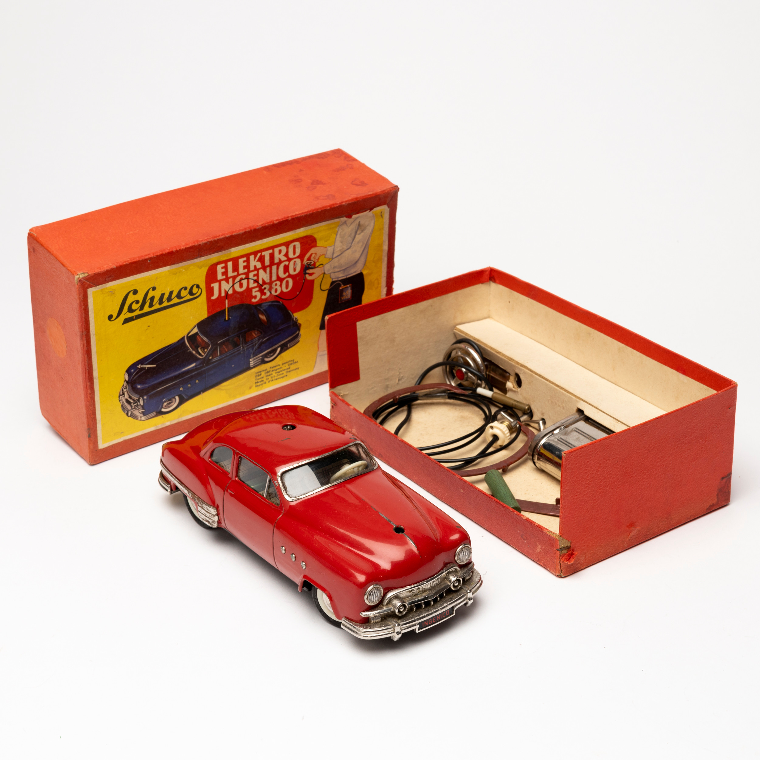 SCHUCO, Ingenico 5380, plåtbil, röd, U.S-Zone, Tyskland, med originalkartong.