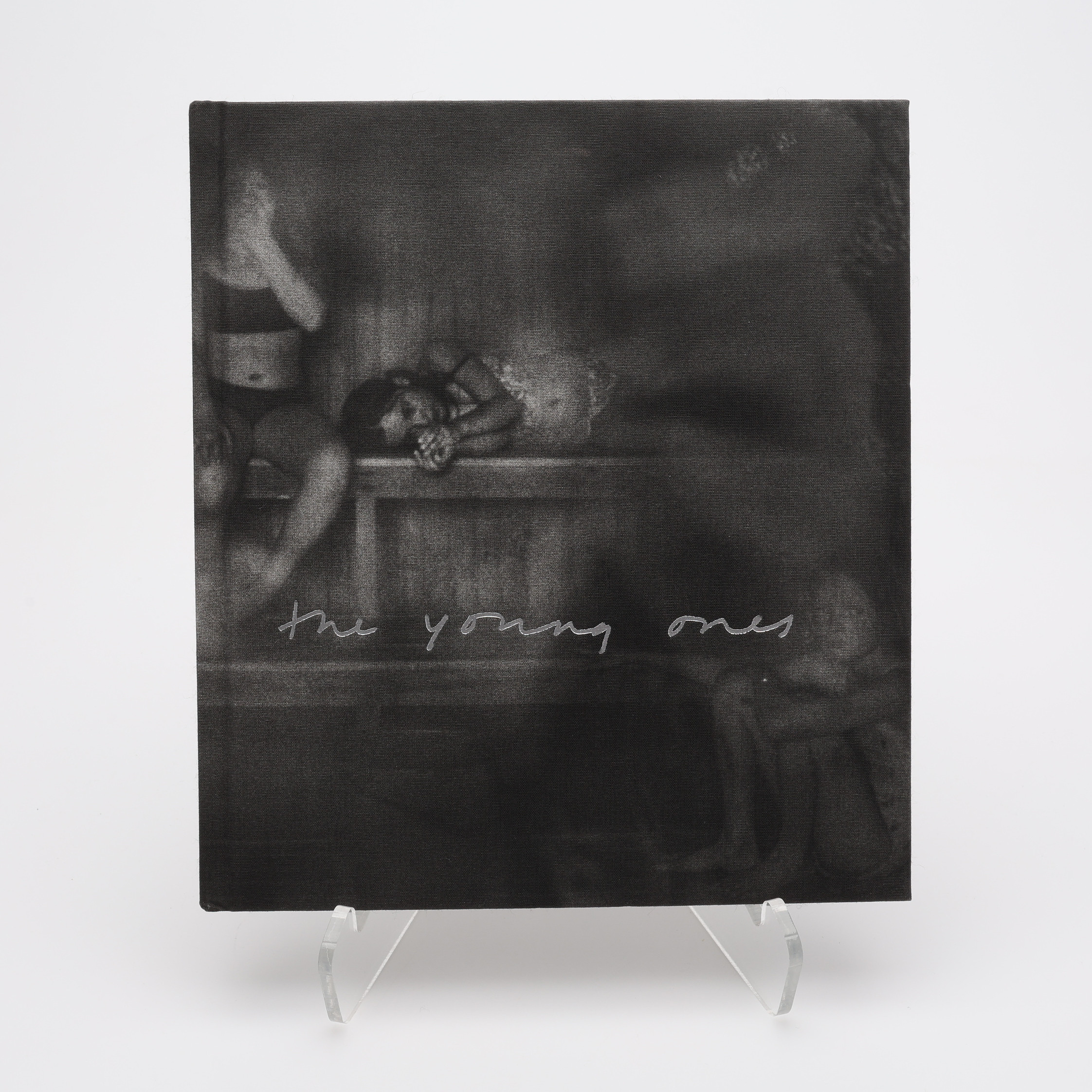 FOTO. DEN SVENSKE FOTOGRAFEN SIMON JOHANSSONS "THE YOUNG ONES" I FÖRSTA UPPLAGAN, 2019.