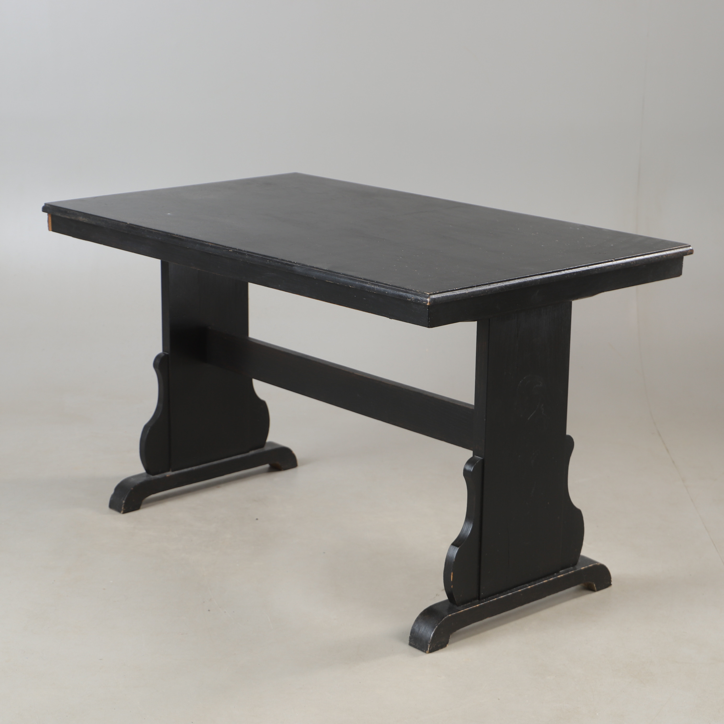 BORD, svartmålat, 1900-talets första hälft.