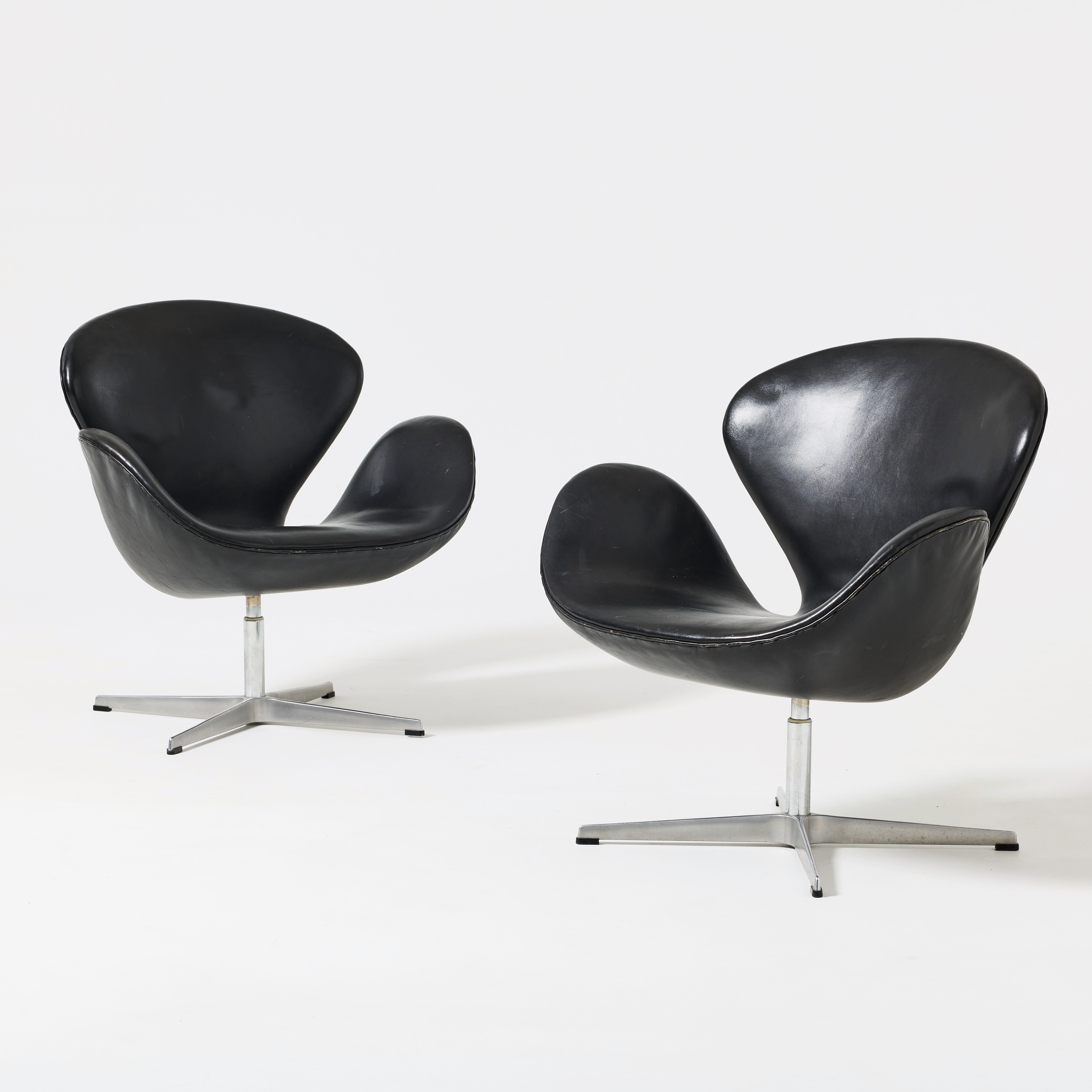 ARNE JACOBSEN. "Svanen", fåtöljer, ett par, Fritz Hansen, Danmark 1981, aluminium med klädsel i svart läder.