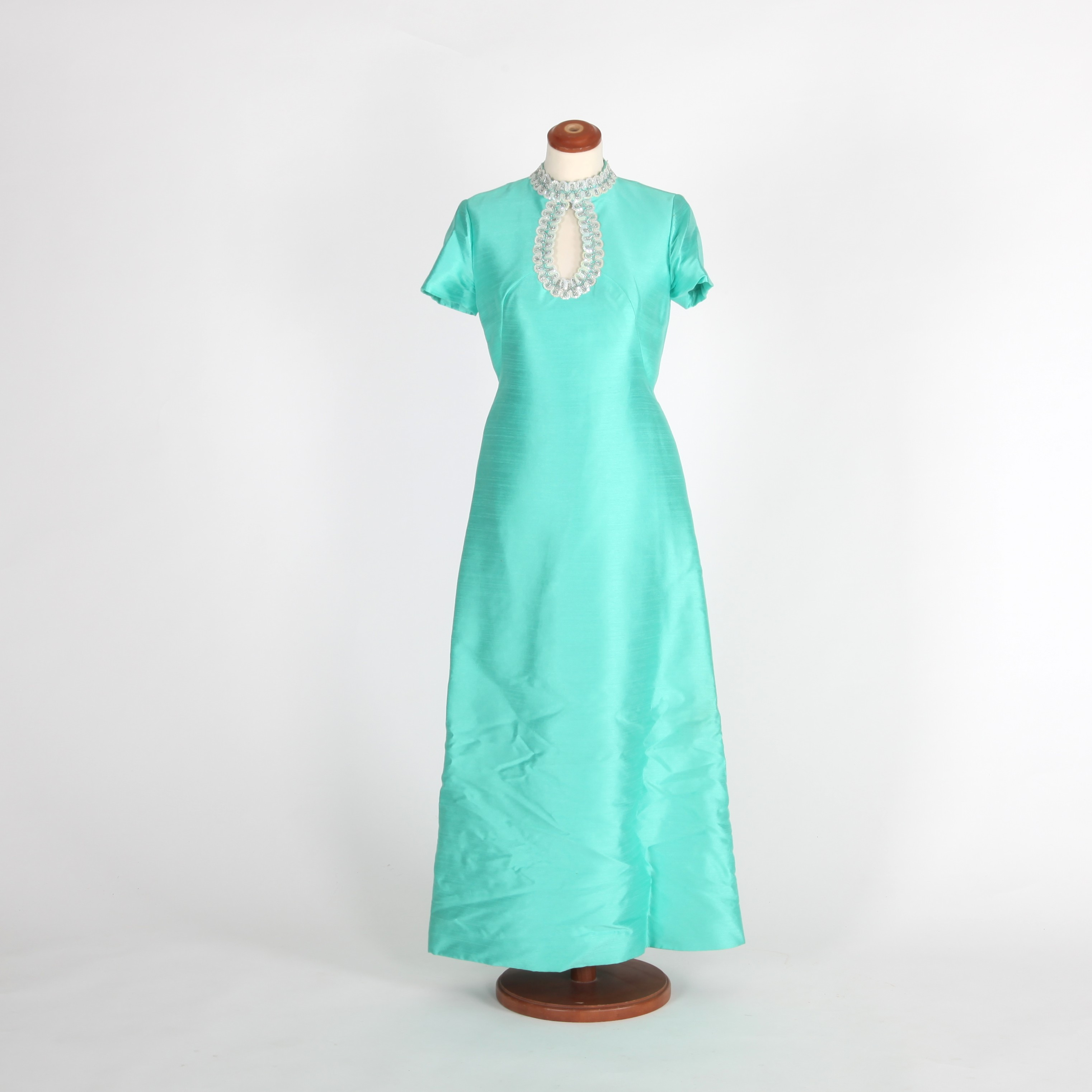 KLÄNNING, siden och paljetter, England 1900-talets mitt.