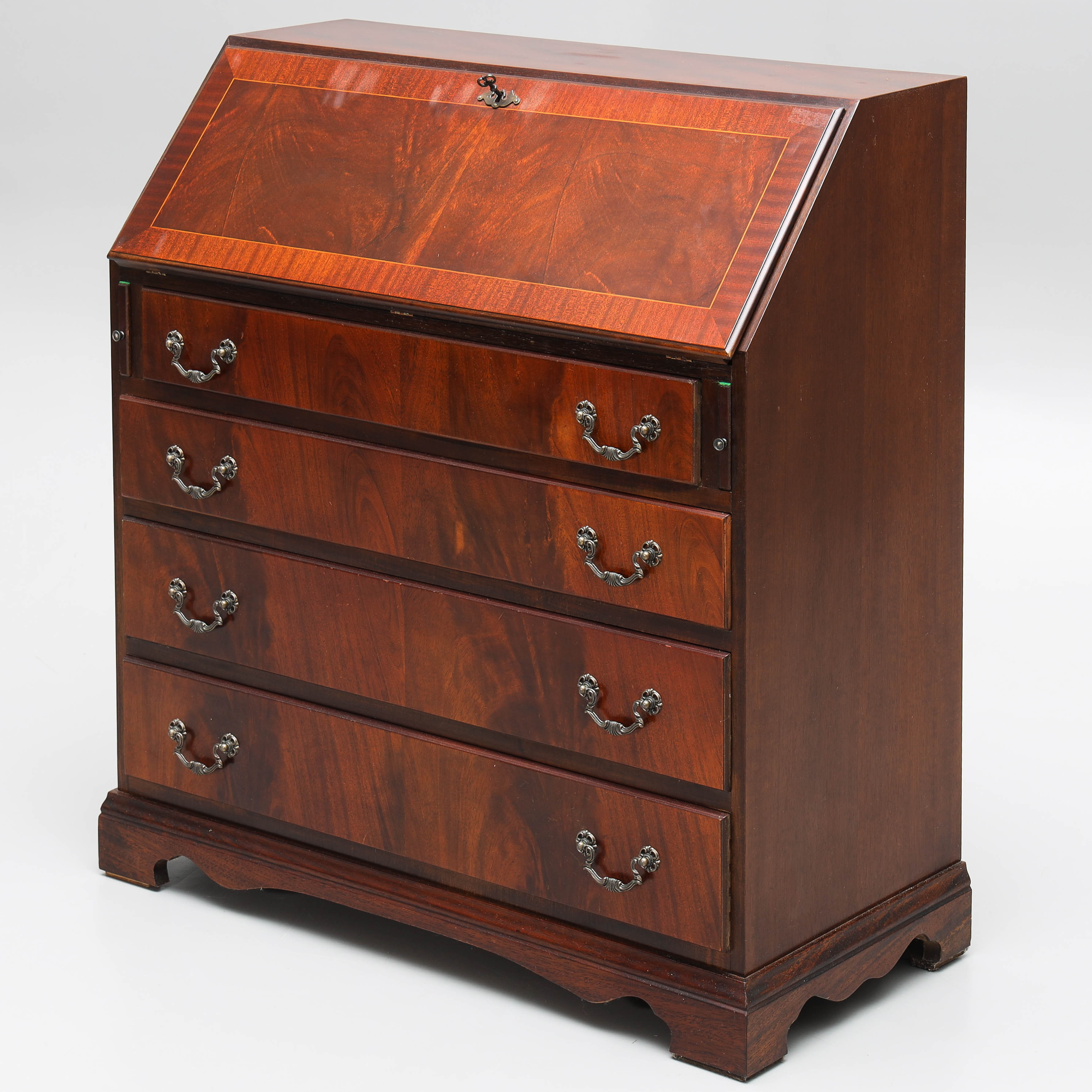 SEKRETÄR, engelsk stil, skinnbeklädd bordsskiva, 1900-talets senare hälft.