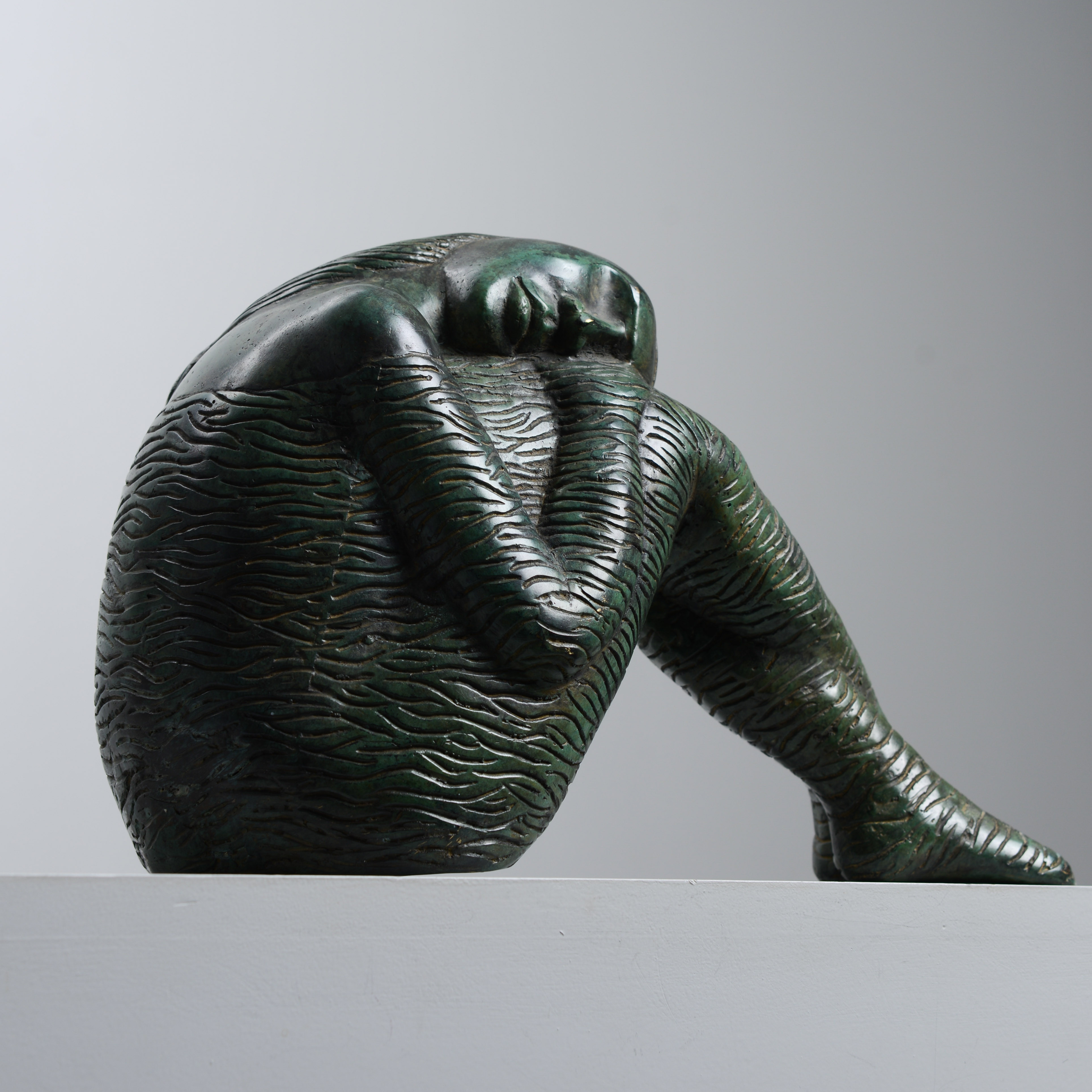 Sittande kvinna, skulptur, patinerad brons, 19/2000-tal.