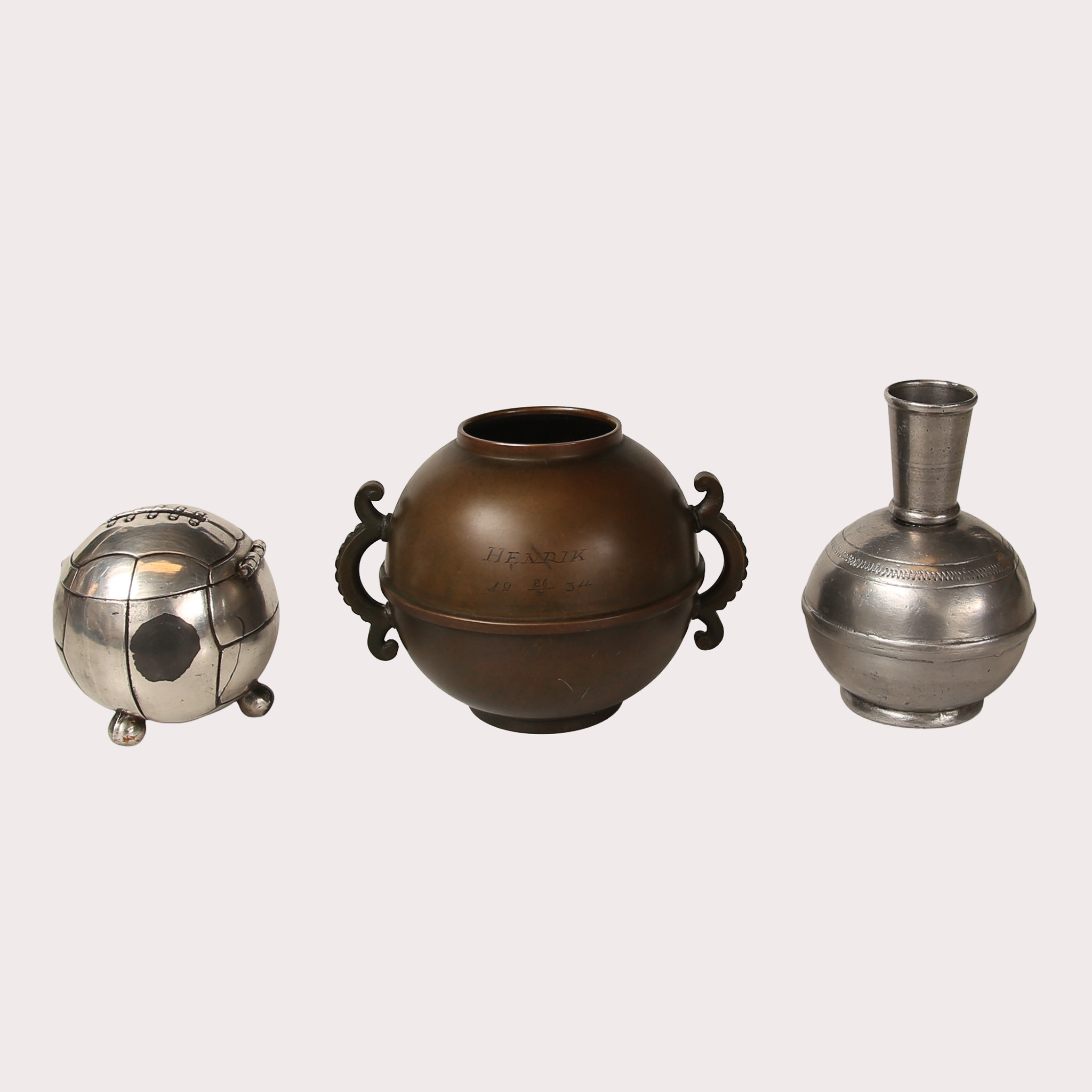 SPARBÖSSA I FORM AV FOTBOLL, nysilver, TENNVAS MINDRE, KLOTFORMIG URNA MED HÄNKLAR, koppar. 3 delar. Ca. 1934-1990-tal.