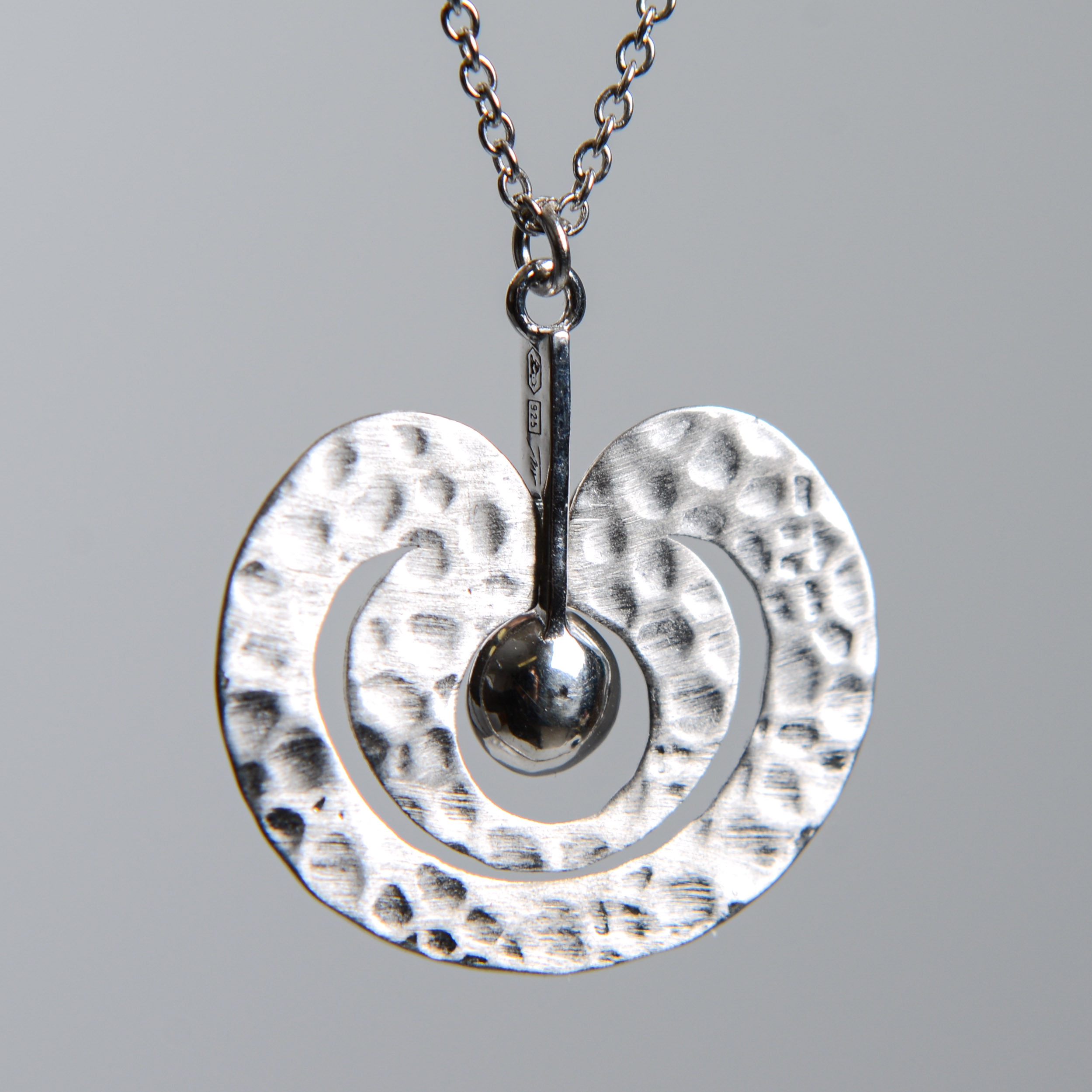 TAPIO WIRKKALA. Halsband, "Omena/Äpple”, sterlingsilver, Kultakeskus, Finland.
