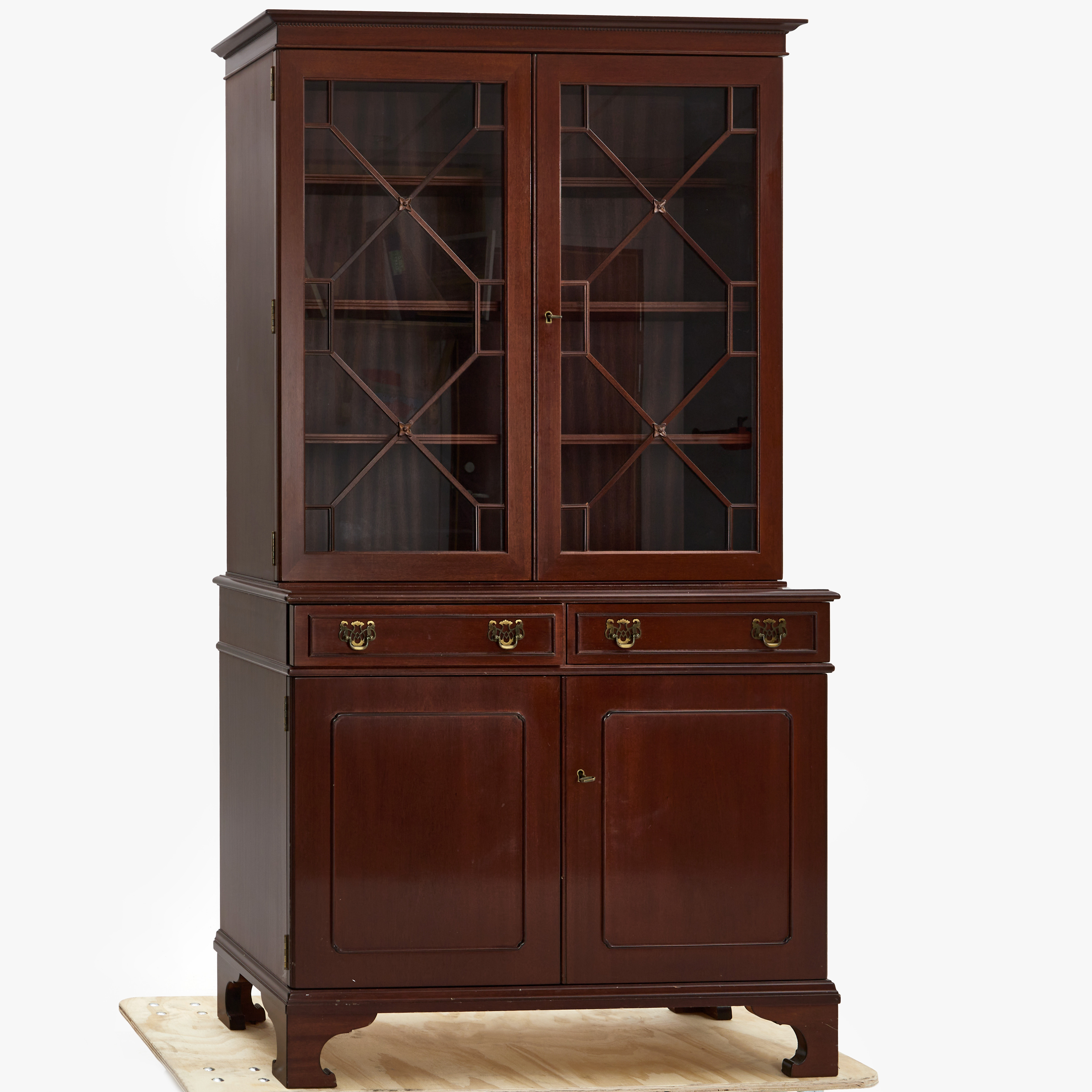 BOKSKÅP, mahognyfanér, spröjsade glas, Engelsk stil, 1900-talets andra häflt.