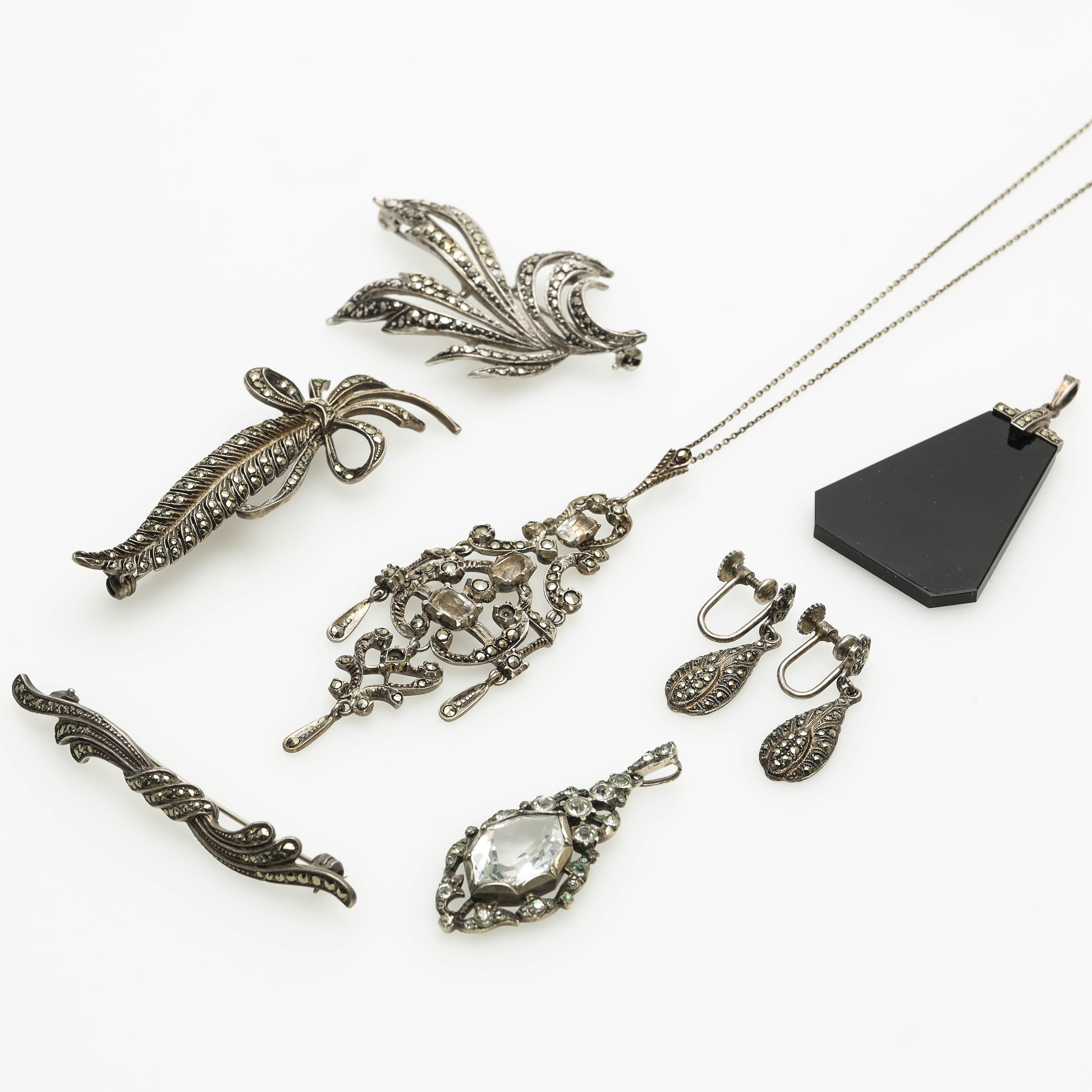 SAMLING SMYCKEN, 8 delar, silver, onyx, markasiter samt paste, 1900-talets första hälft.