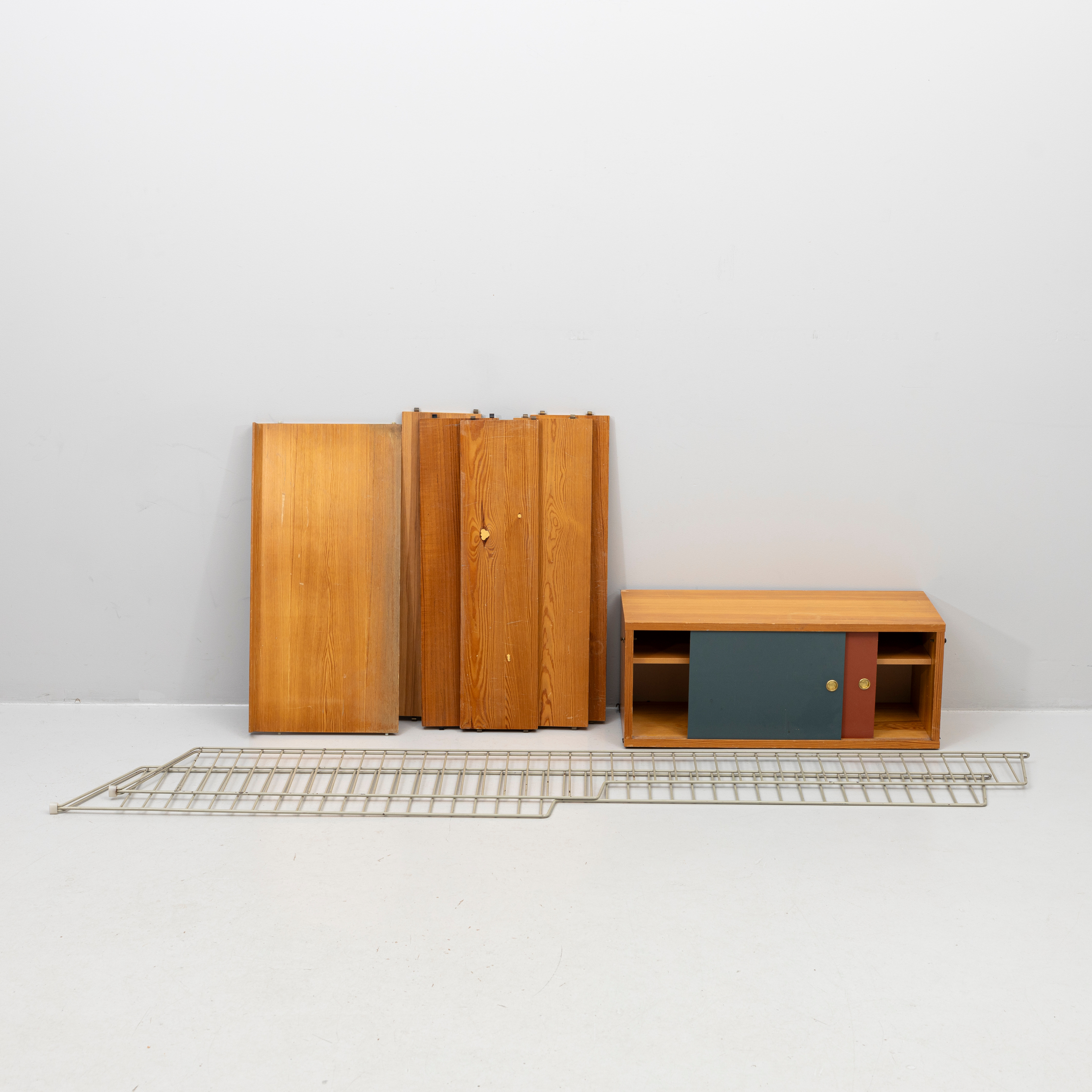 NILS & KAJSA STRINNING. Hyllsystem, 8 delar, "String", lackerad metall, furu, 1900-talets andra hälft.