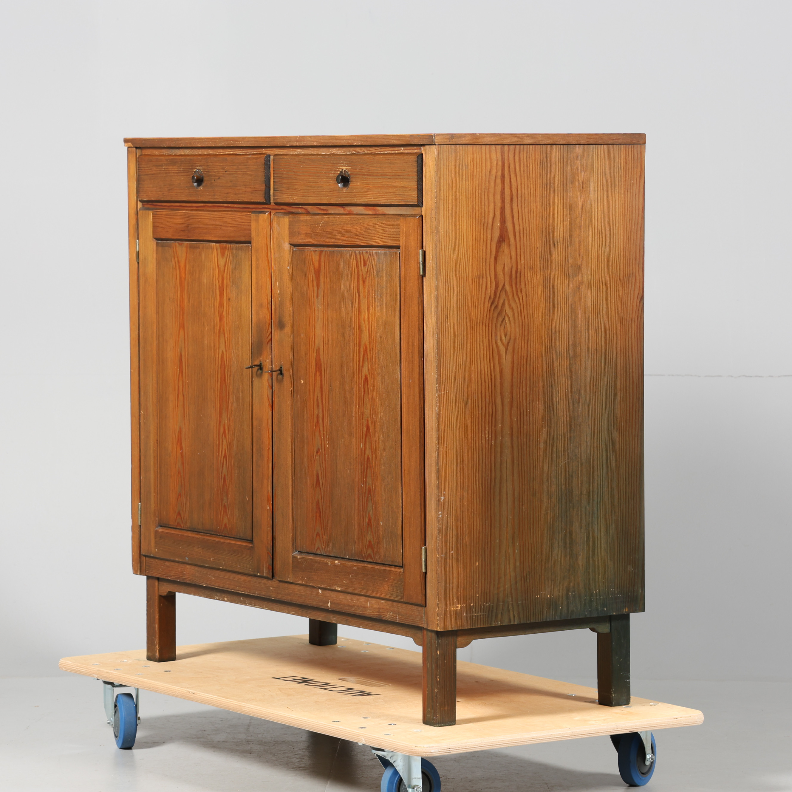 SKÄNK, 1900-tal, betsad och bemålad.