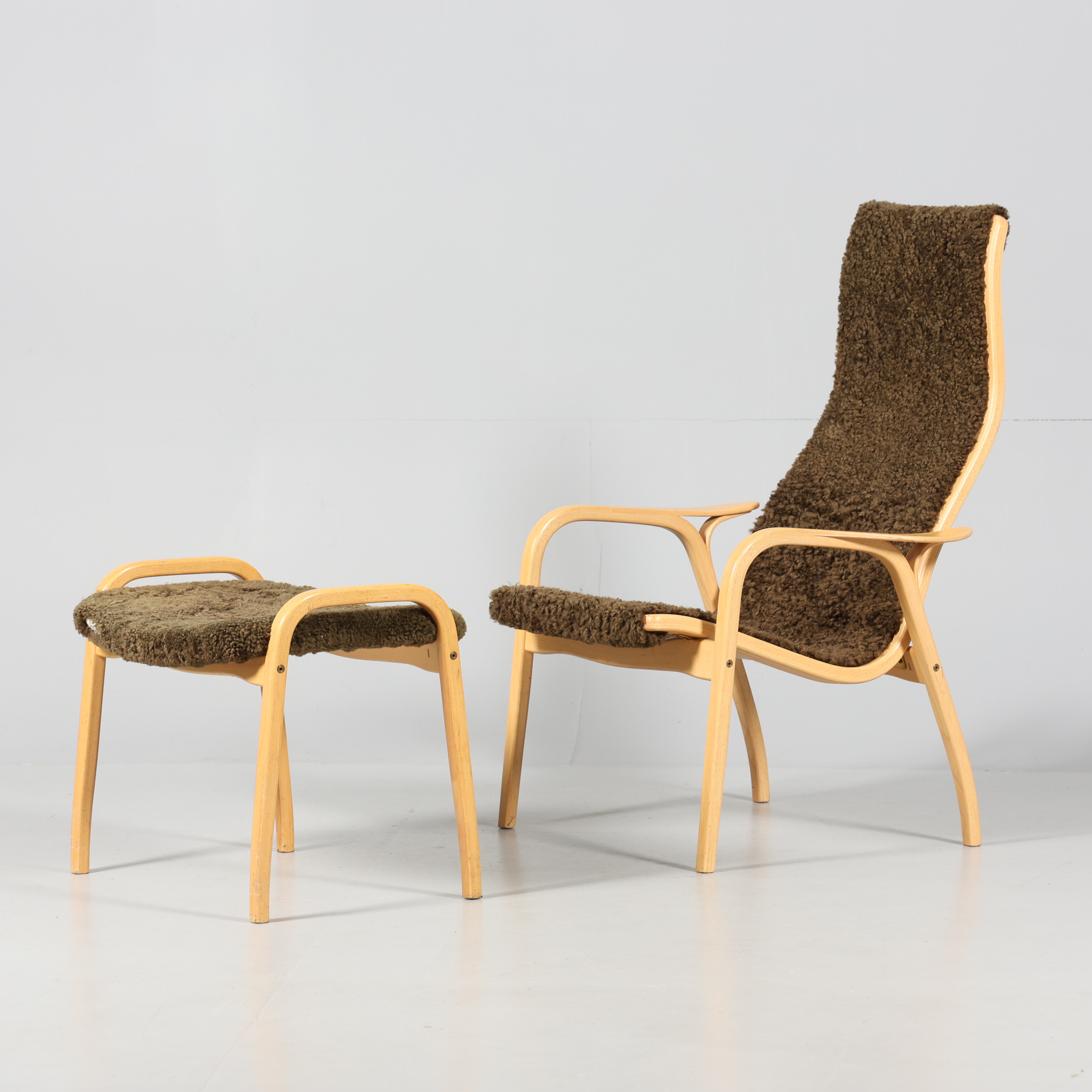 YNGVE EKSTRÖM. FÅTÖLJ samt FOTPALL, "Lamino", Swedese.