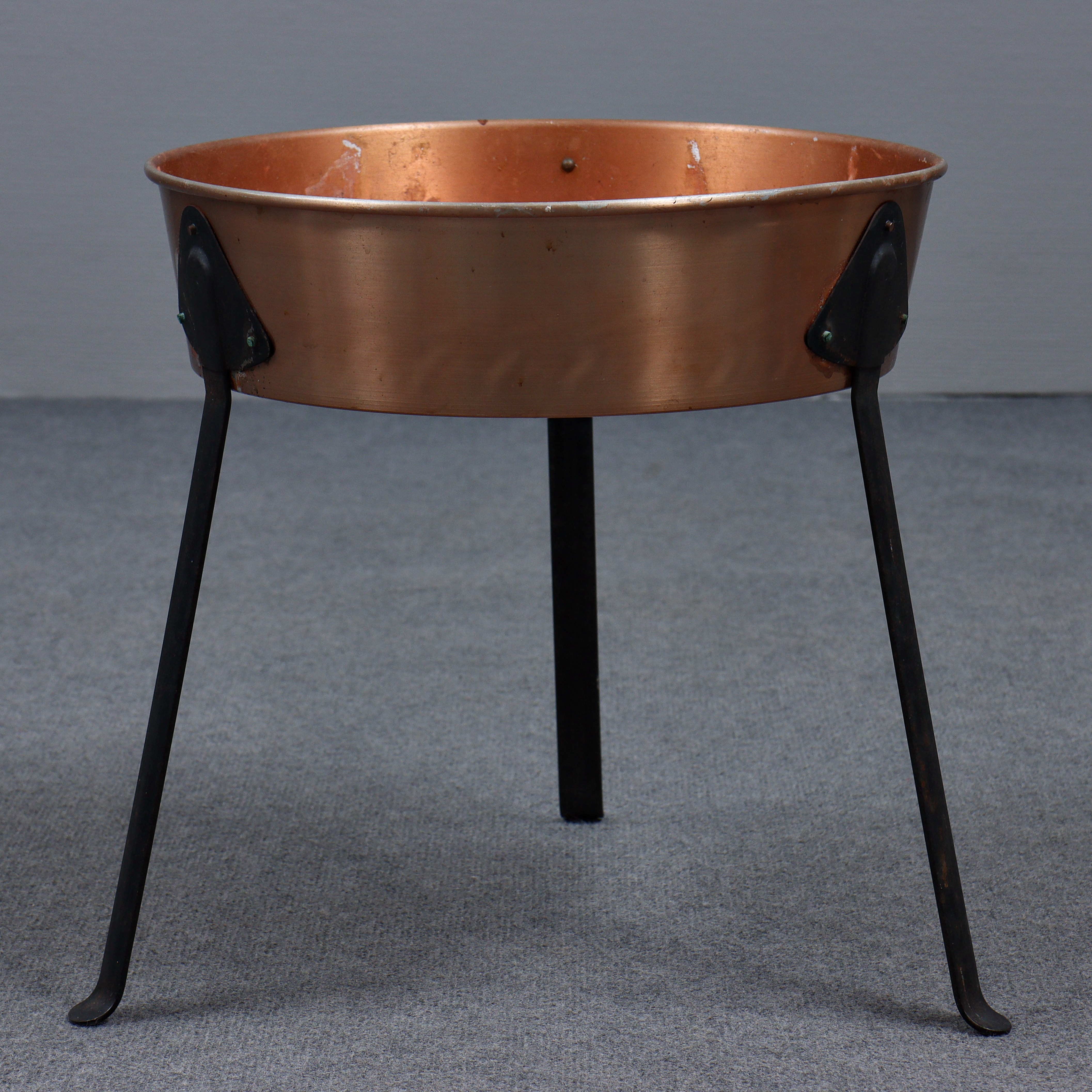 BLOMSTERBORD, KOPPAR, SMIDE, 1900-TAL.