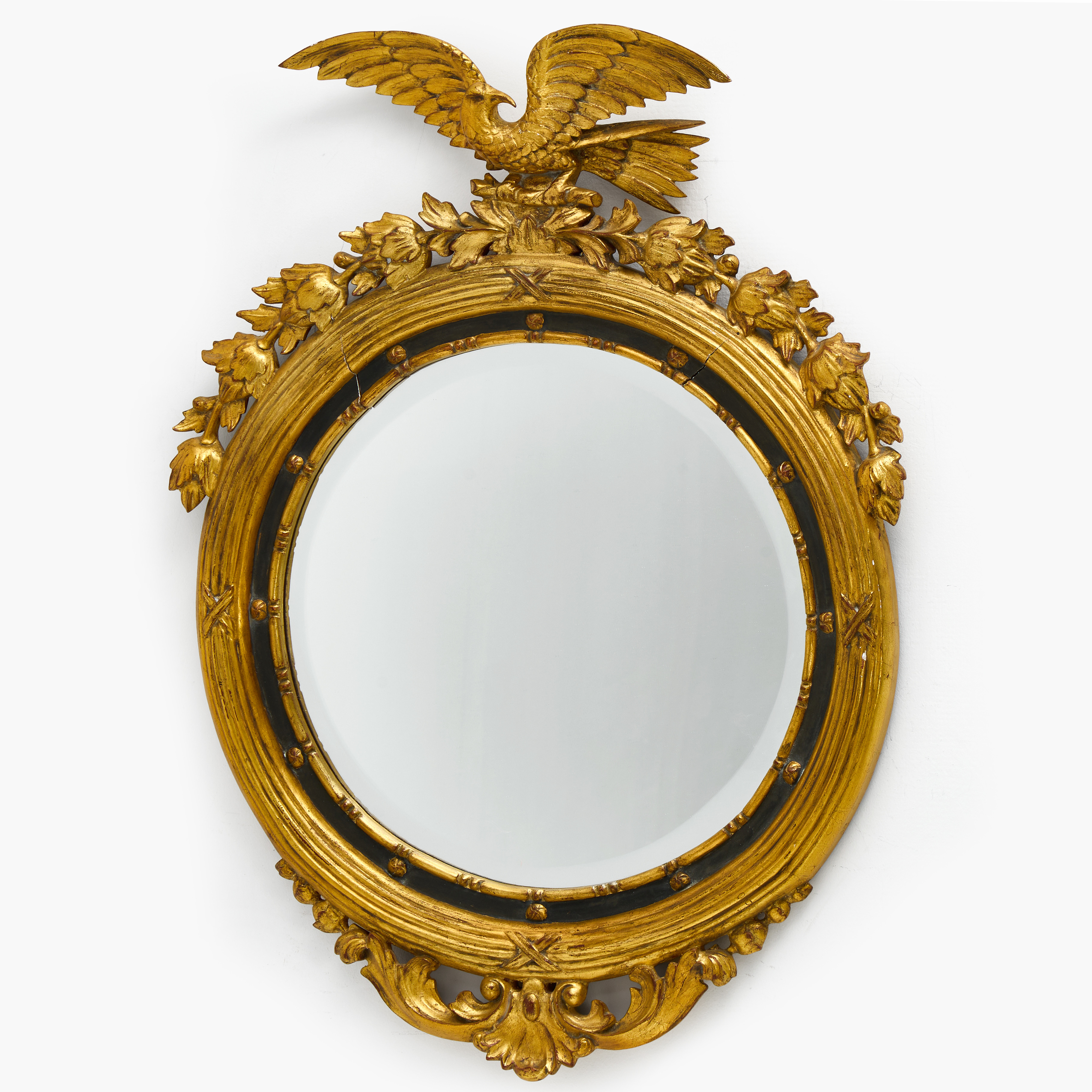 VÄGGSPEGEL, empirestil, omkring 1900, bronserad, pastellagedekor, träskuret krön, facettslipat spegelglas.