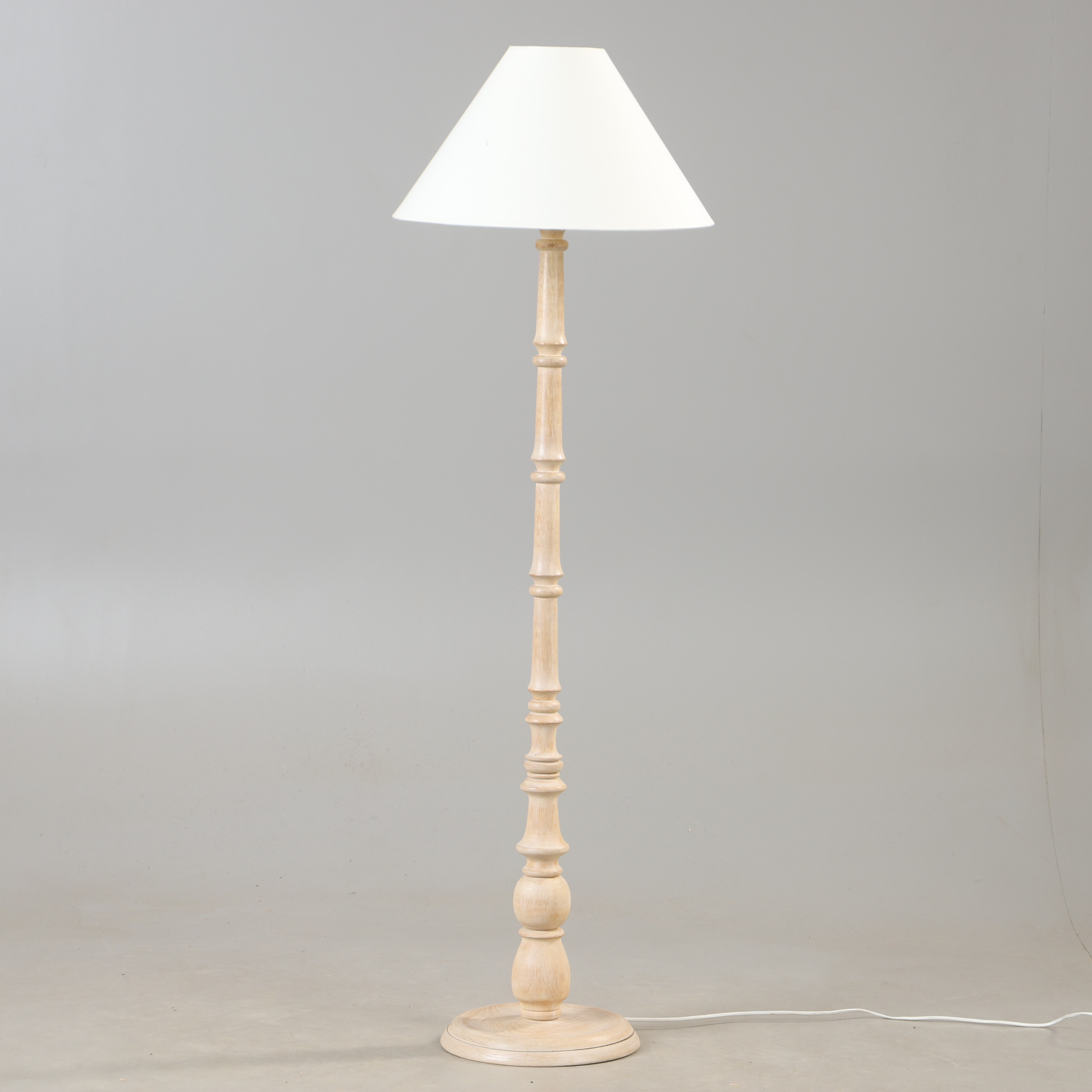 GOLVLAMPA, vitkalkad ek, 1900-talets andra hälft.