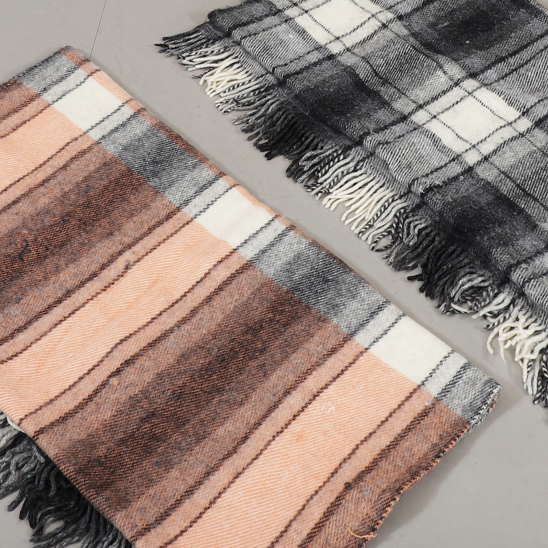 RUTH WIRDELÖV. Filtar, 2 st, ull, 1900-talets andra hälft.