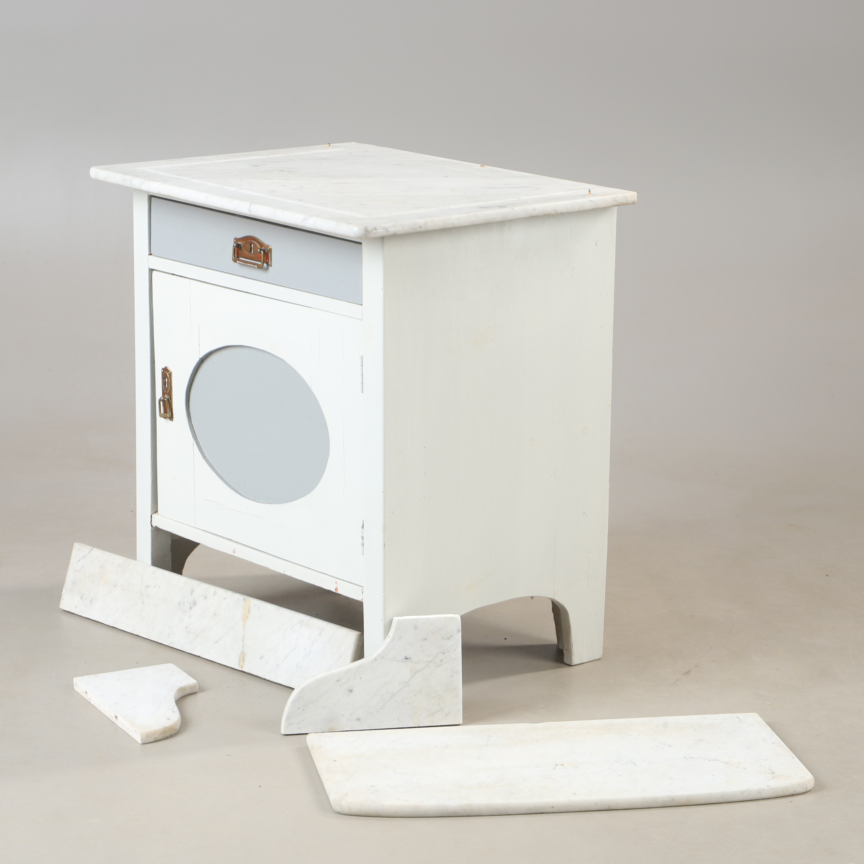 KOMMOD, grånmålad med stenskiva, jugend.