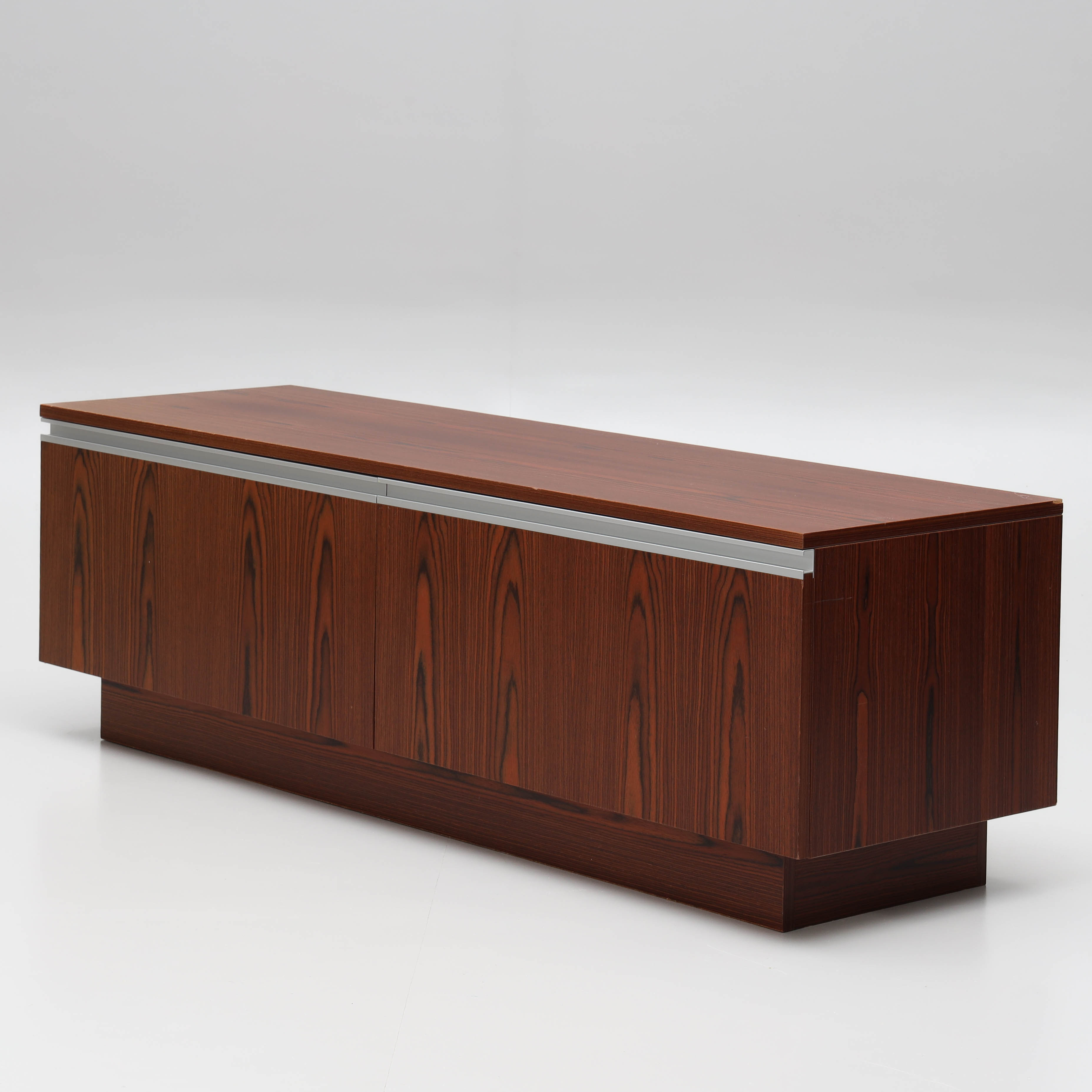 JAN OLE ERTZEID. Sideboard/mediamöbel, träfanér, "Mambo", Bang Möbelindustri, Bruksbo, 1970-tal, Norge.