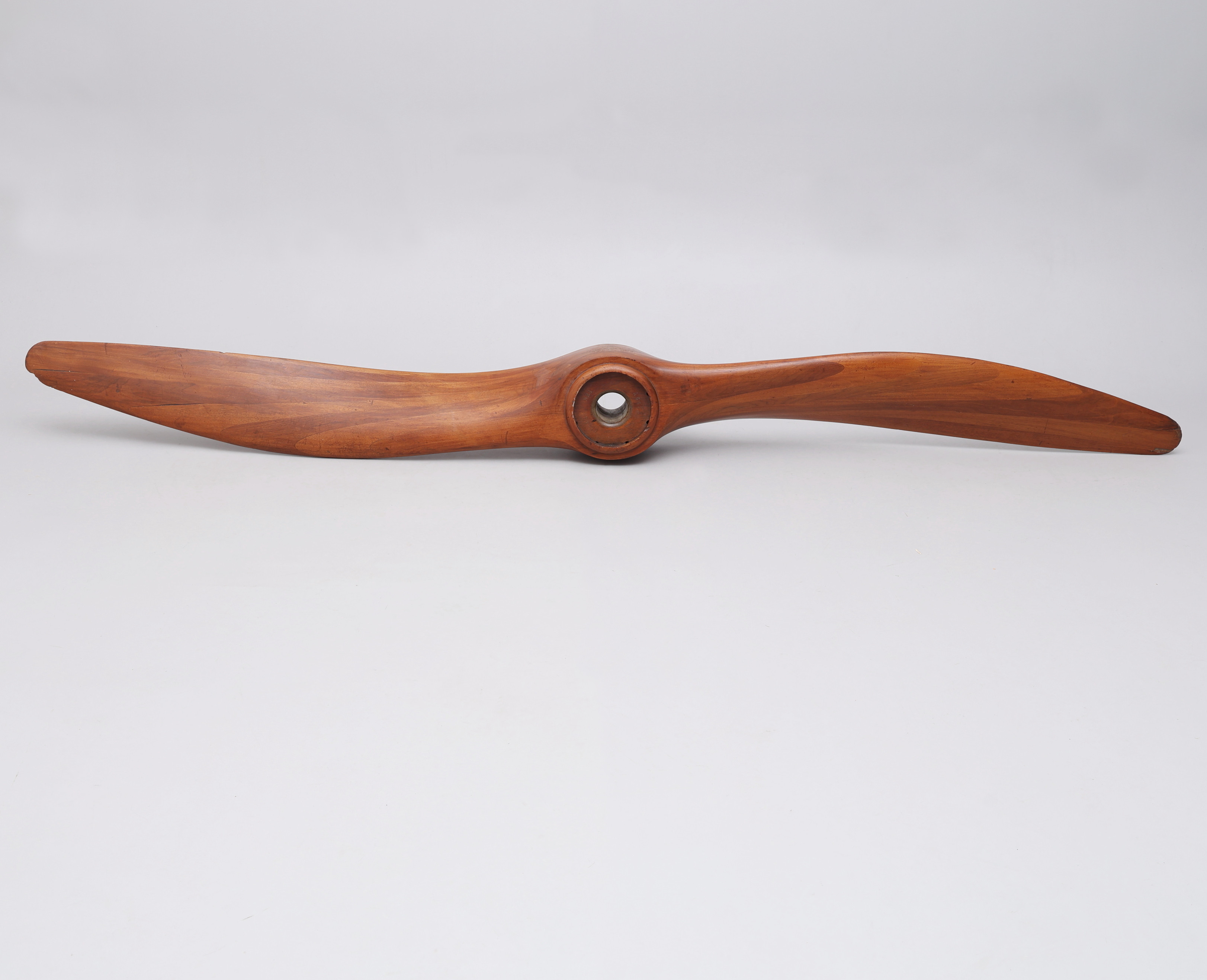 PROPELLER AV MAHOGNY, engelsk tillverkning, använd av brittiska flygvapnet, ursprungligen tillverkad för en Liberty L-12 motor för tiden omkring 1915-1920.
