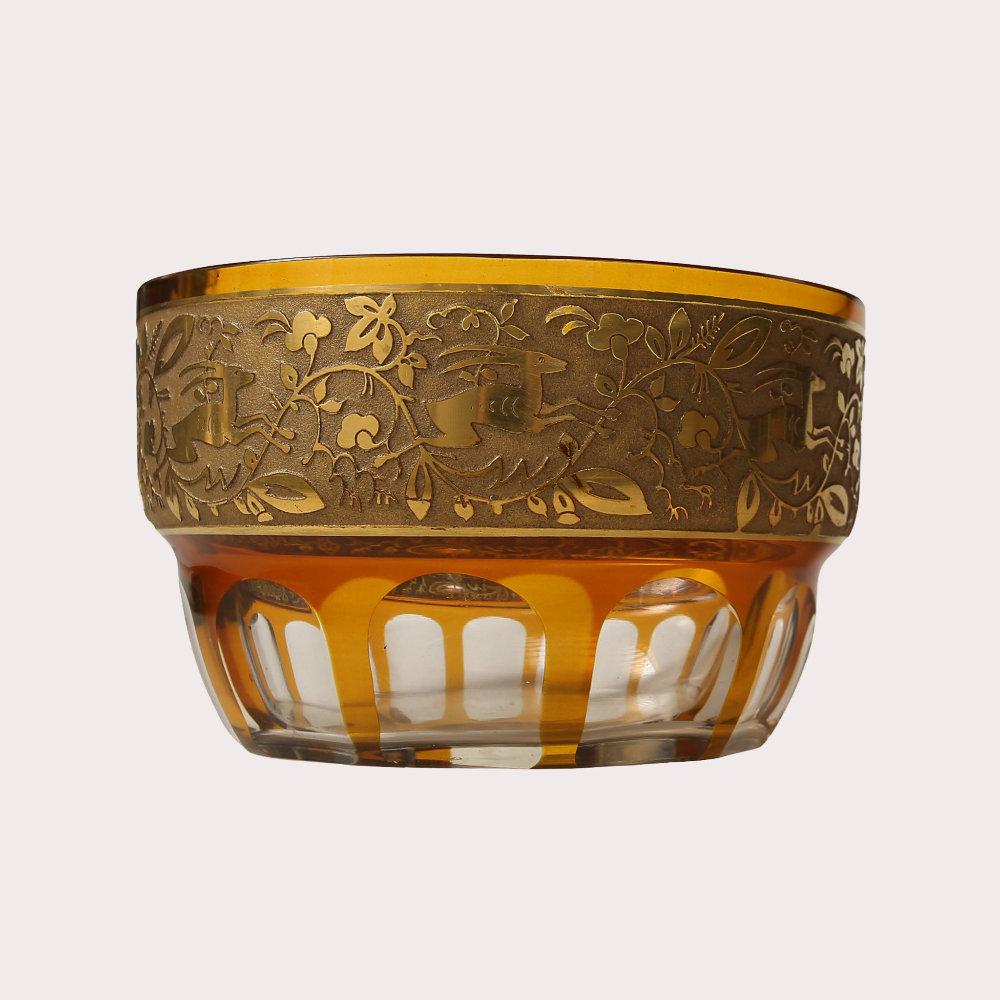 SKÅL, glas, bärnstensfärgad, med djup etsad och förgylld dekor. Sannolikt Moser. Omkring 1900-talets andra fjärdedel.