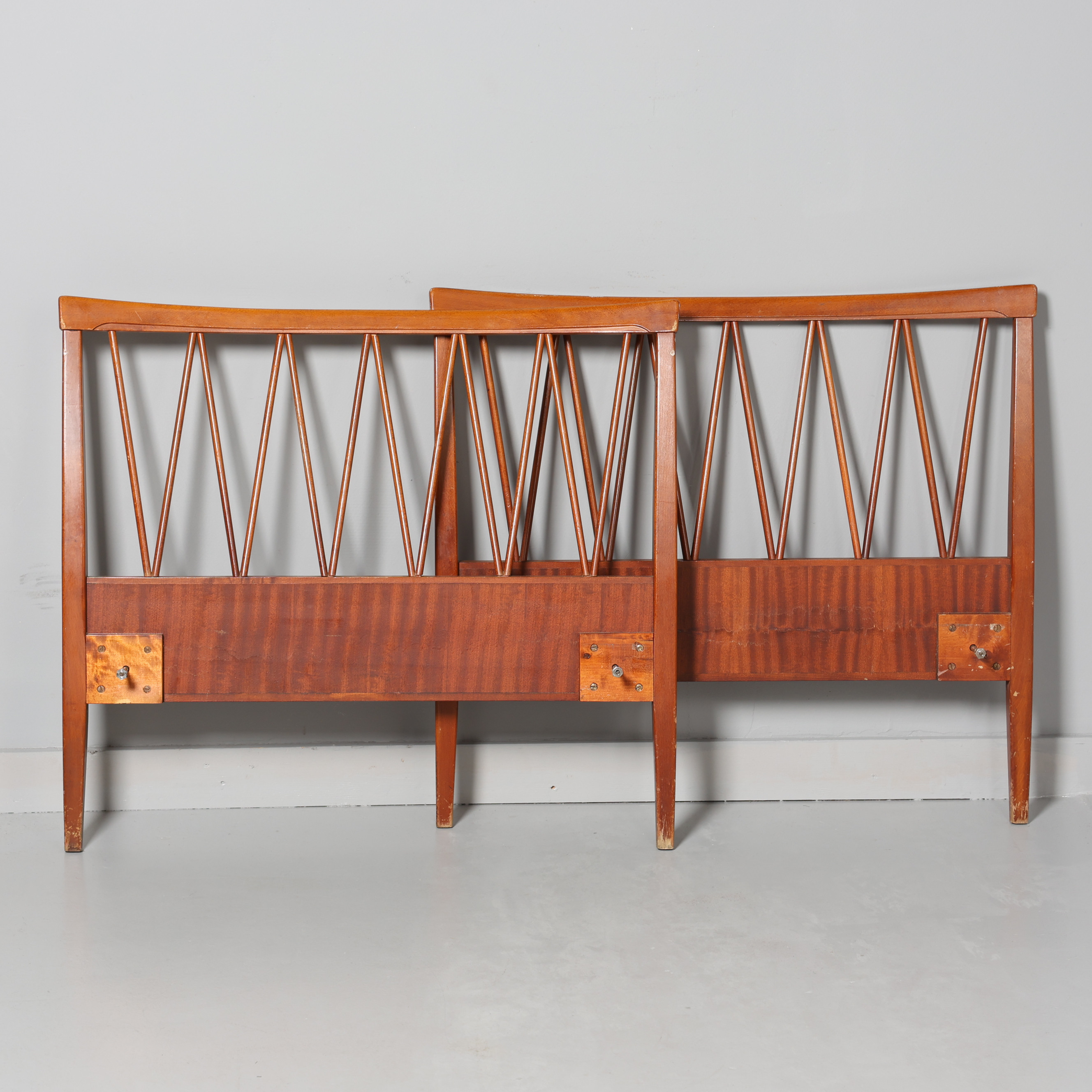 CARL MALMSTEN. SÄNGGAVLAR, 2 stycken, "Aveny".