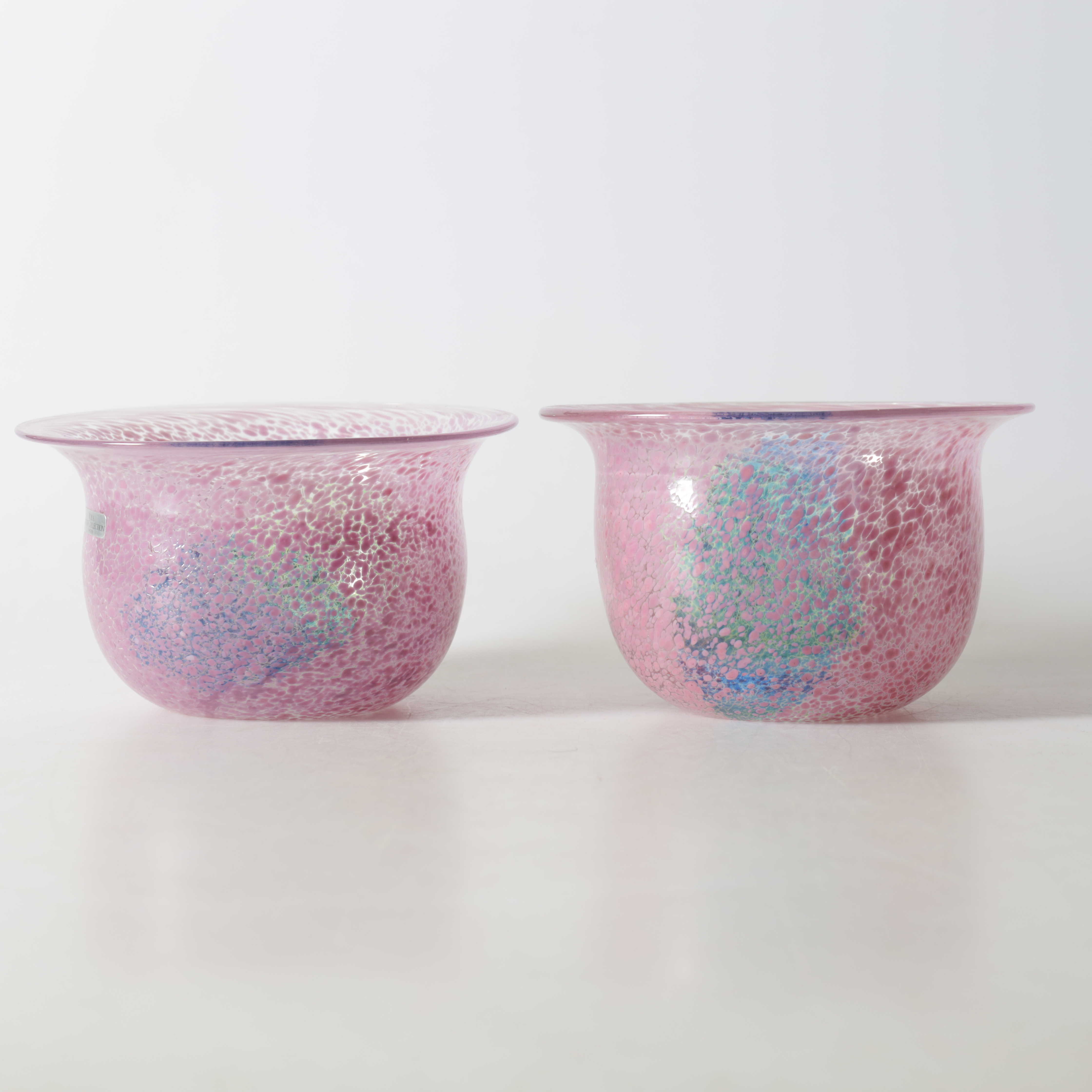 ULRICA HYDMAN VALLIEN. Skålar, 2 st. Glas, Kosta Boda, signerade.