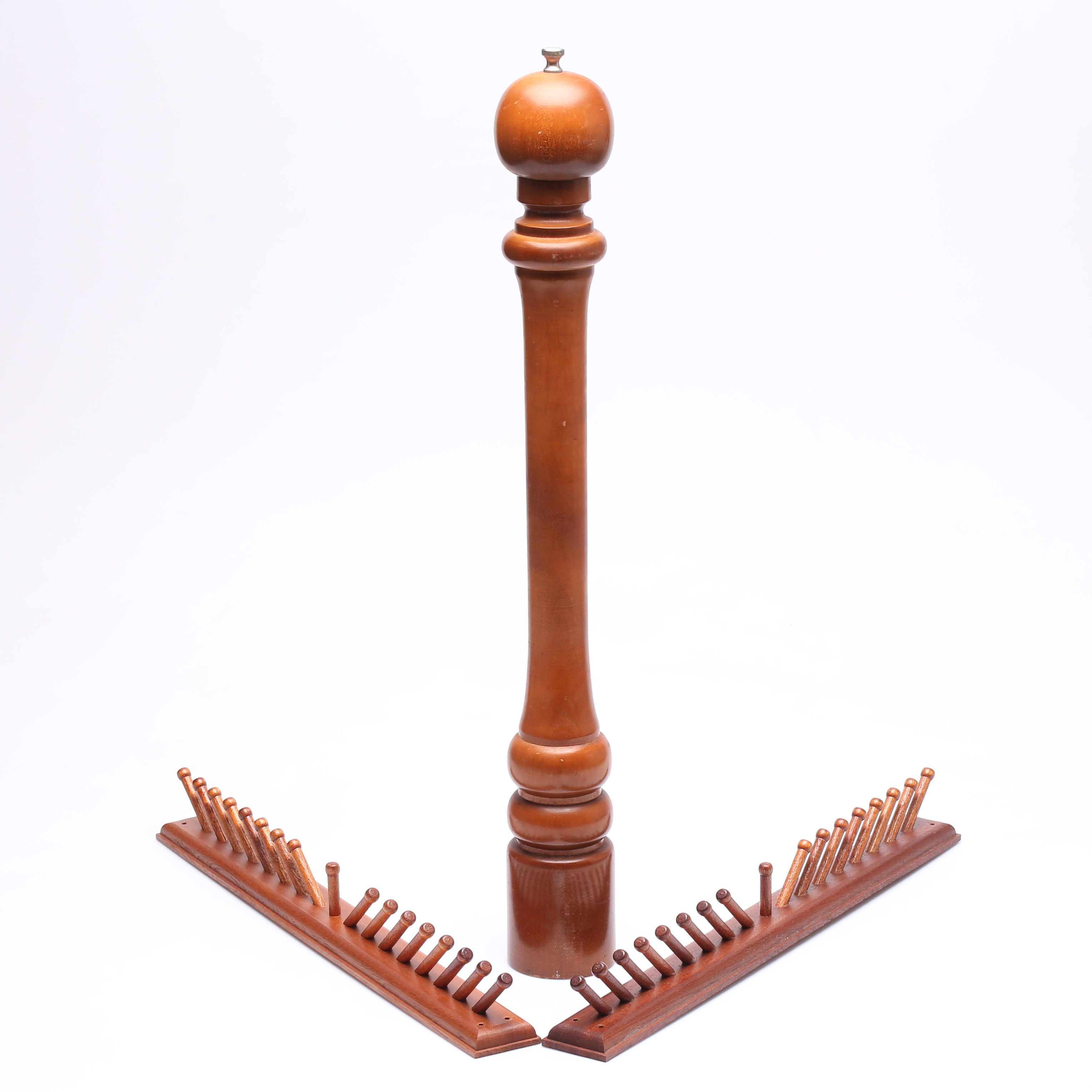 PEPPARKVARN samt HÄNGARE 2 st, trä, 1900 tal.