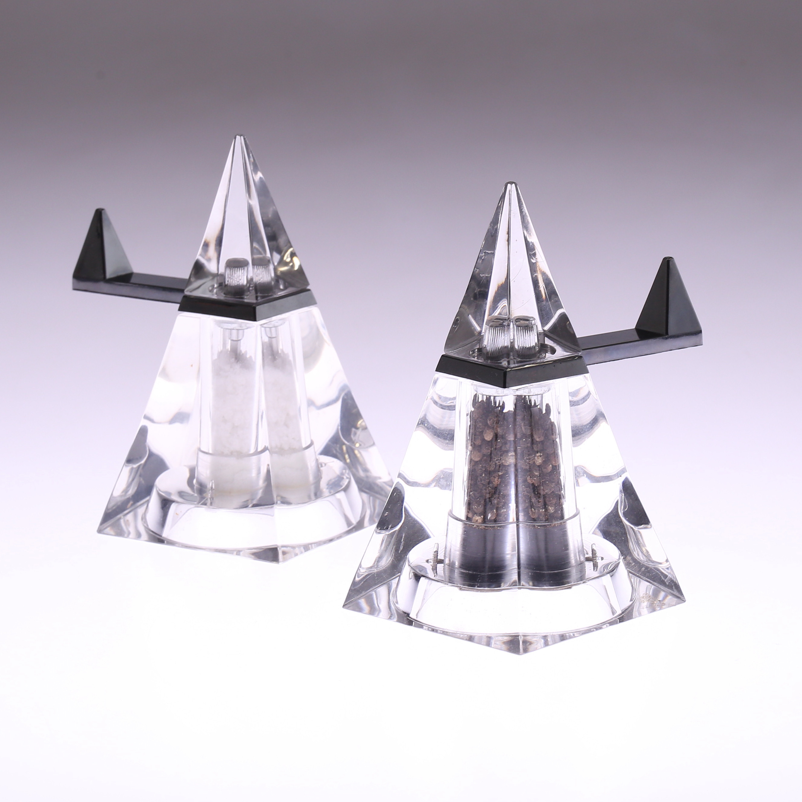 SALT-OCH PEPPARKVARNAR, 2 st, akryl, 1900 tal.