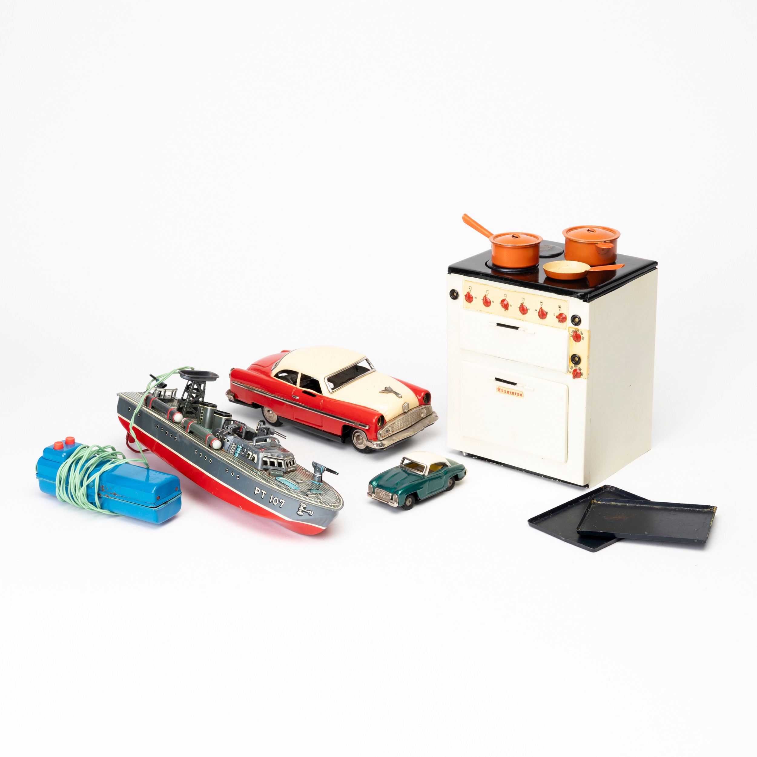 PLÅTLEKSAKER, 4 bilar, skepp samt spis, mestadels Japan.