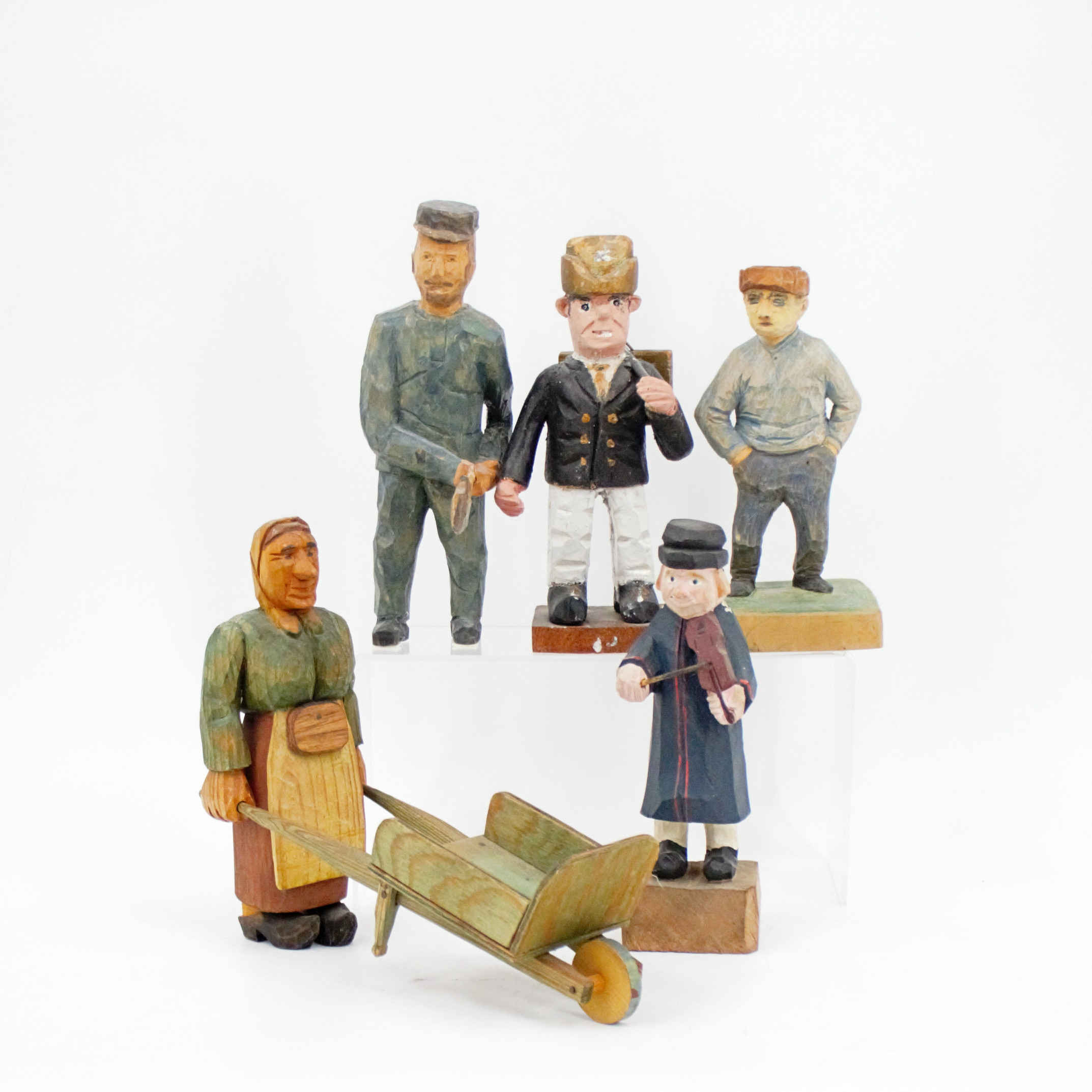 OIDENTIFIERAD KONSTNÄR. Skulpturer, 5 st, snidat och bemålat trä, bl.a kvinna med skottkärra och fiolspelare, 1900-tal.