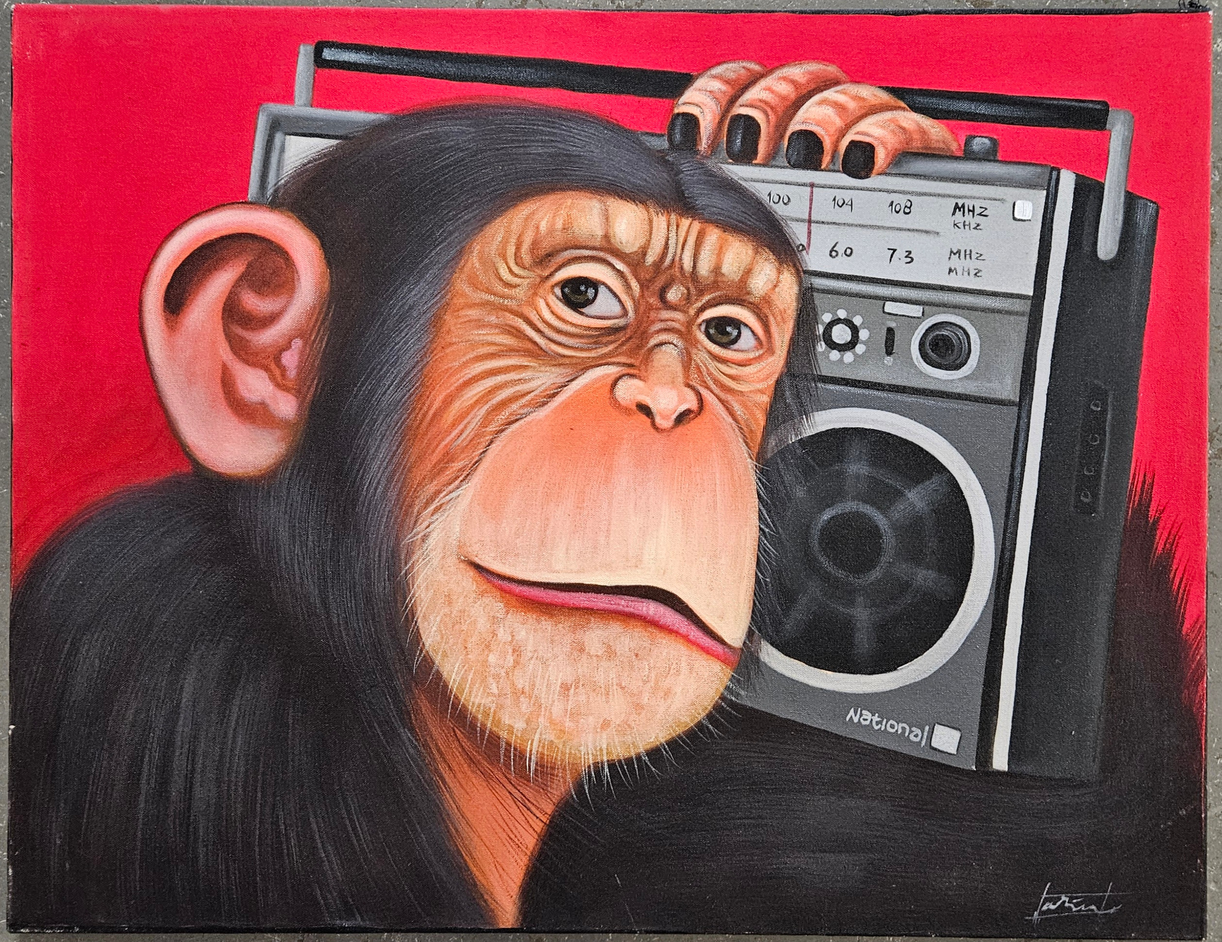 OIDENTIFIERAD KONSTNÄR. Schimpans med bergsprängare. Blandteknik, otydligt signerad.