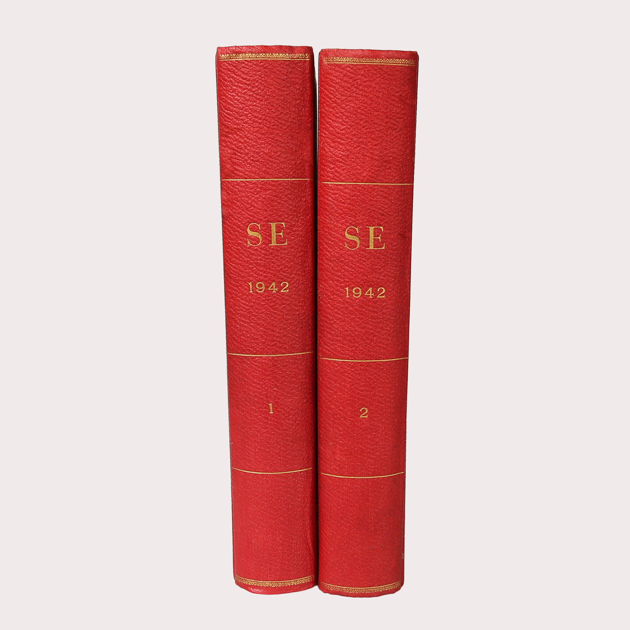 INBUNDNA TIDSKRIFTER SE. 2 band. Innehållet speglar tiden vid II världskriget. År 1942.