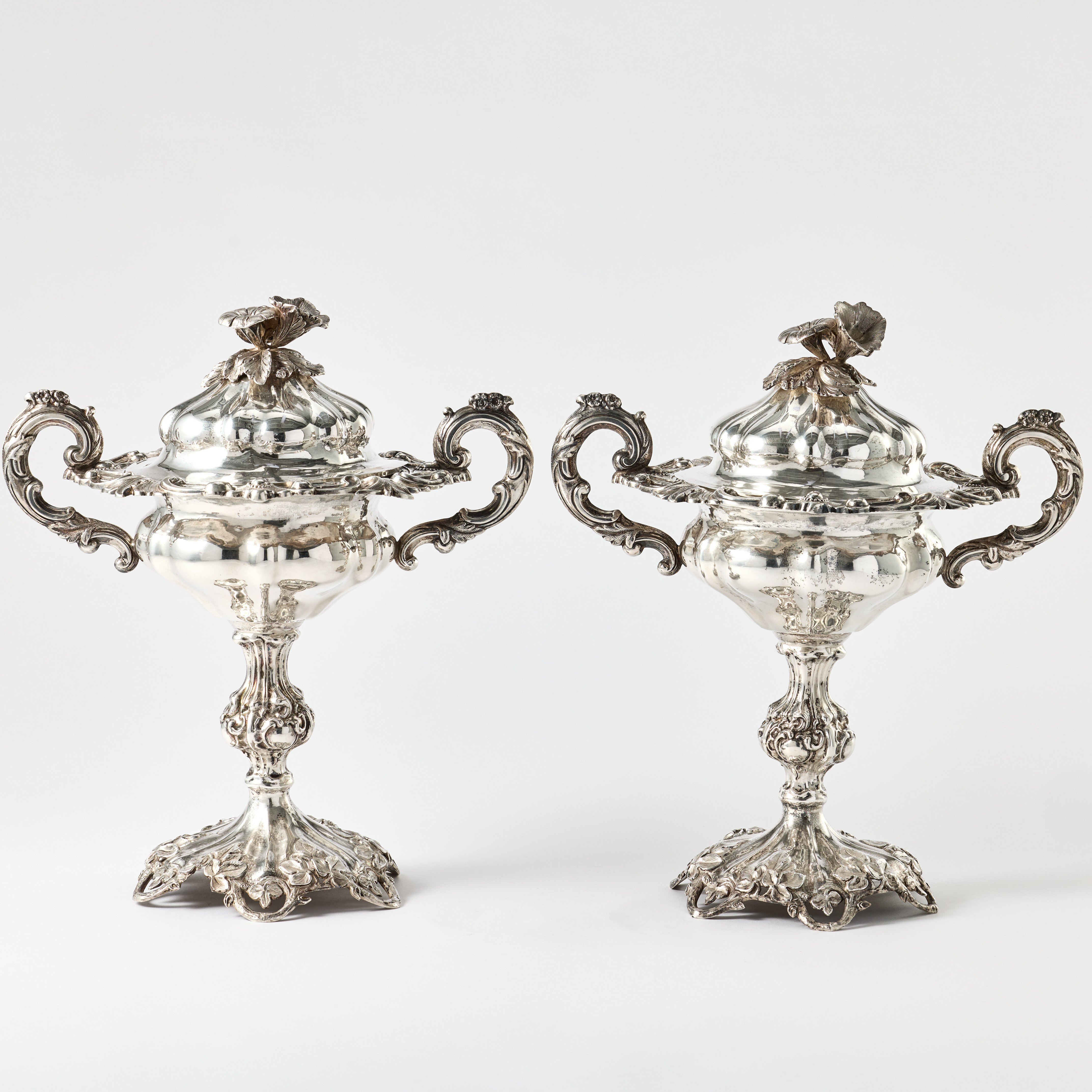 GUSTAF THEODOR FOLCKER. Strösockerskålar på fot med lock, ett par, silver, Stockholm, 1856.