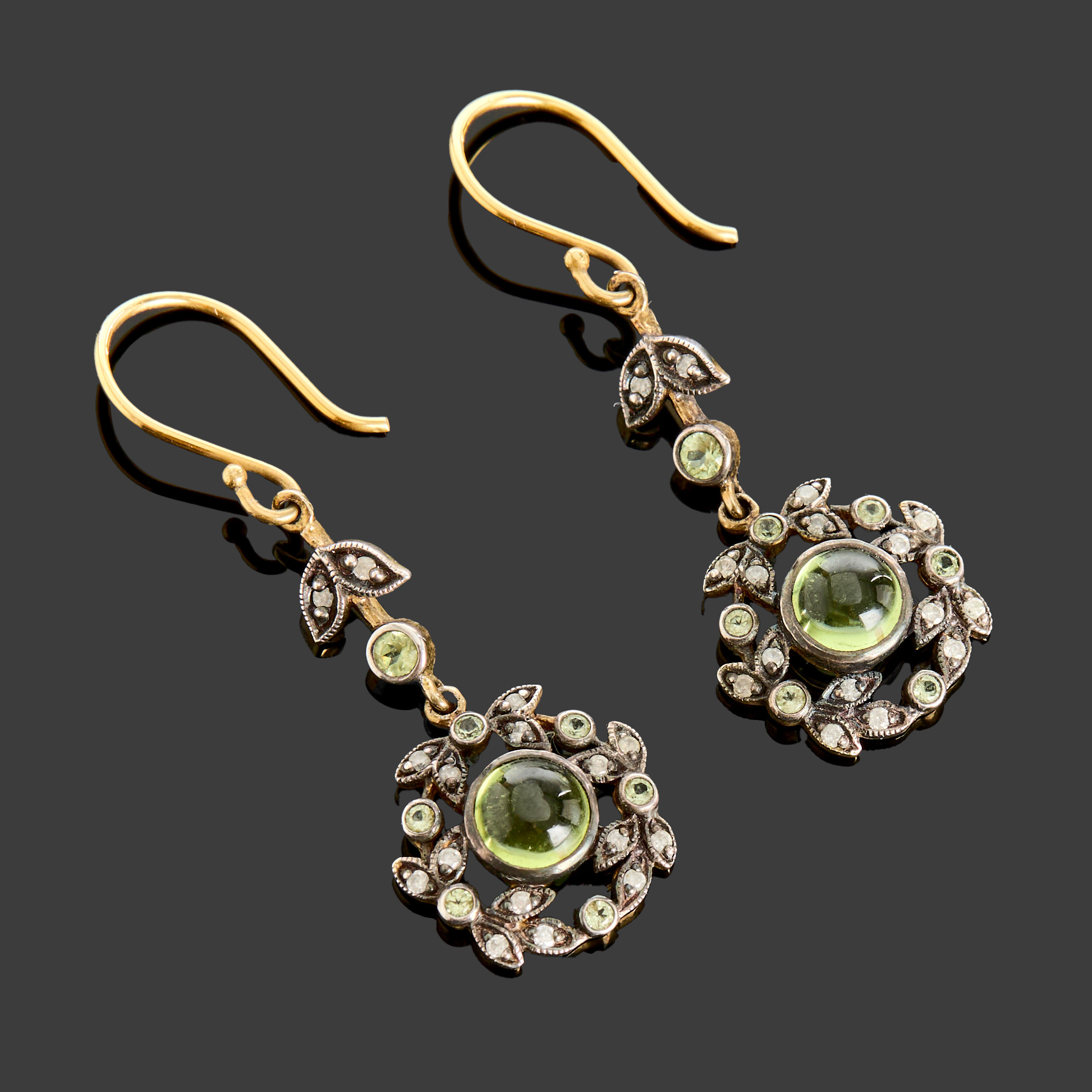 DROPPÖRHÄNGEN, ett par, gulmetall, dekorerat med en centrerad cabochonslipad peridot bekransad med 7 st peridoter samt 16 st diamanter vardera.