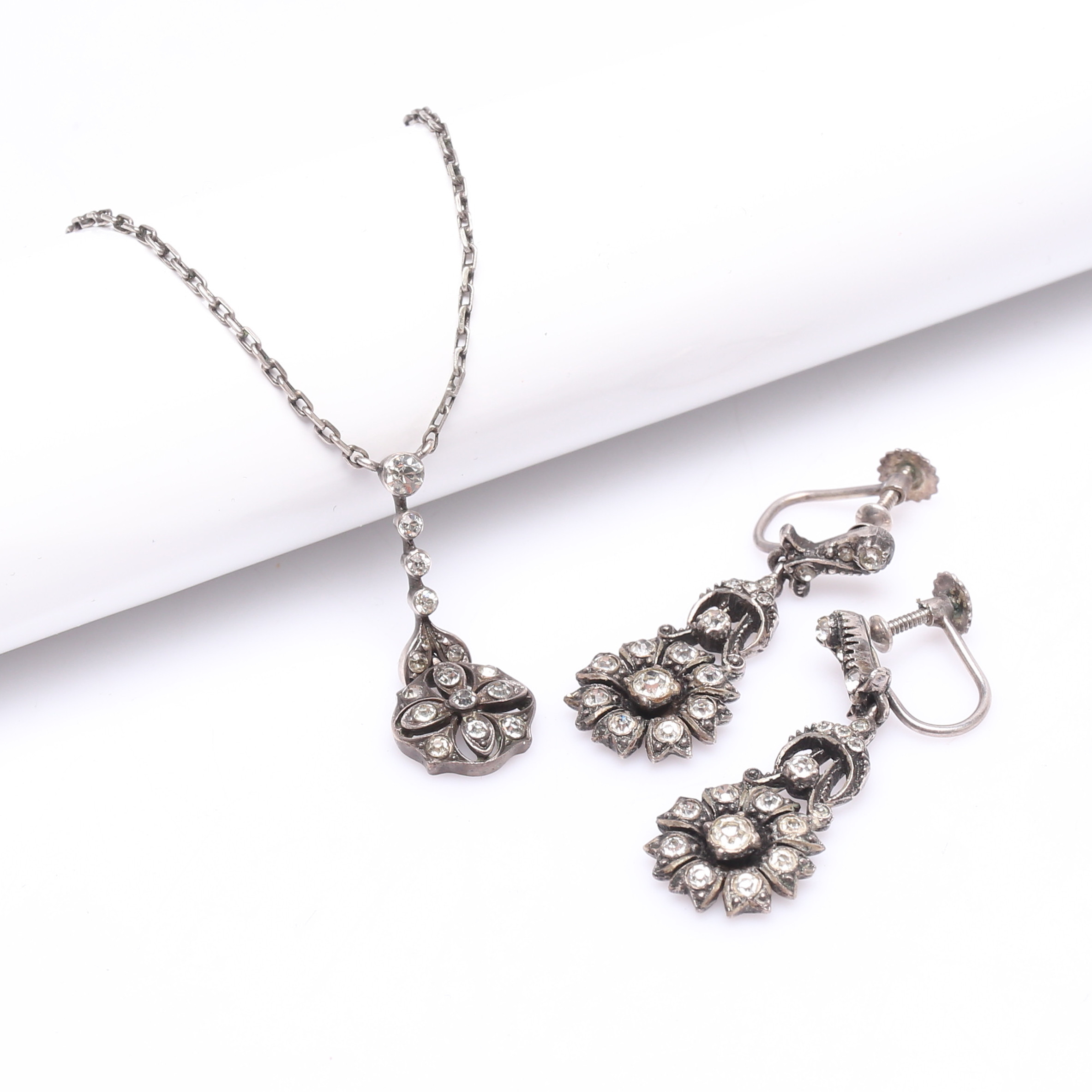 ÖRHÄNGEN ett par samt HÄNGE silver, tidigt 1900 tal.