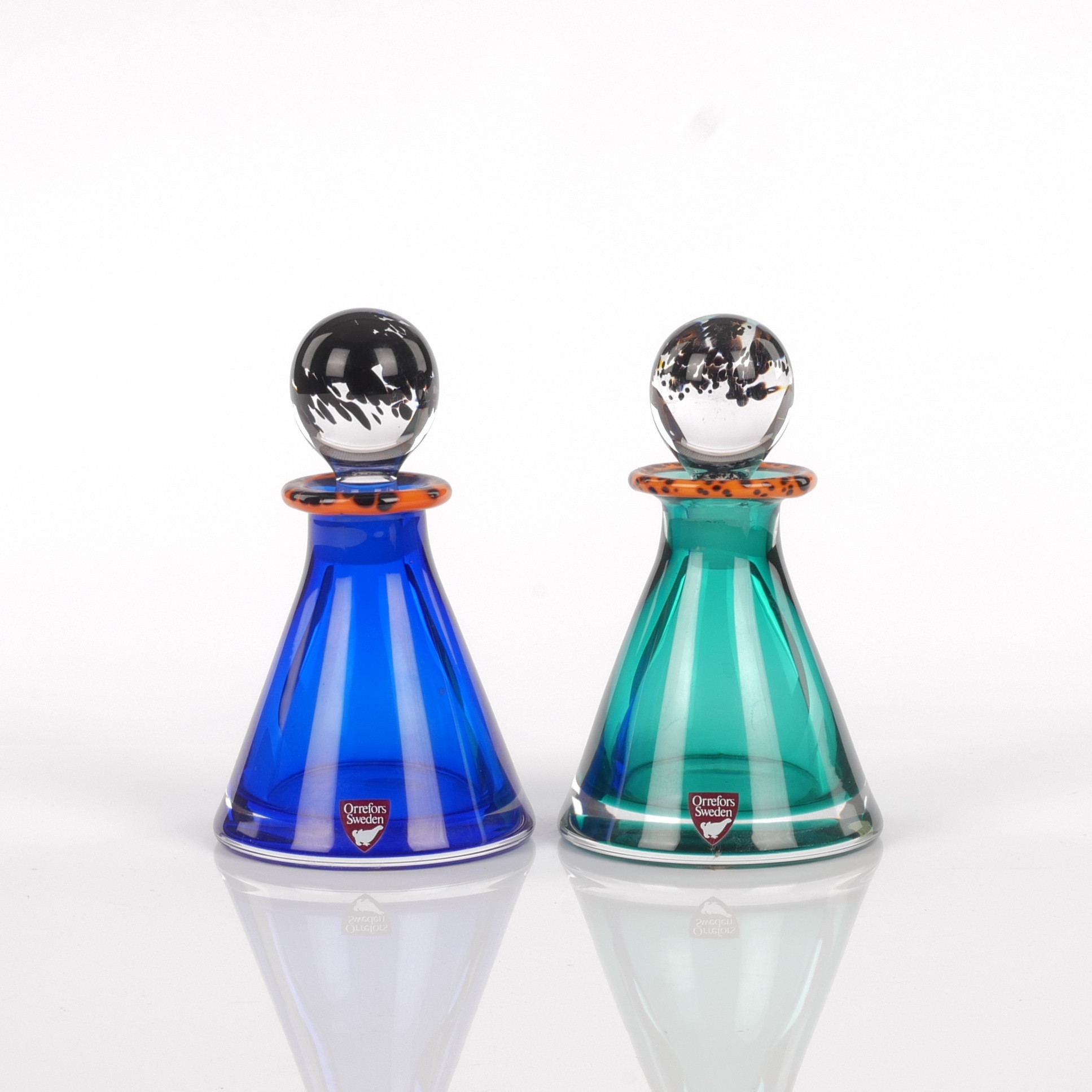 ERIKA LAGERBIELKE. Flakonger, 2 st, olikfärgat underfångsglas, Orrefors, signerade.