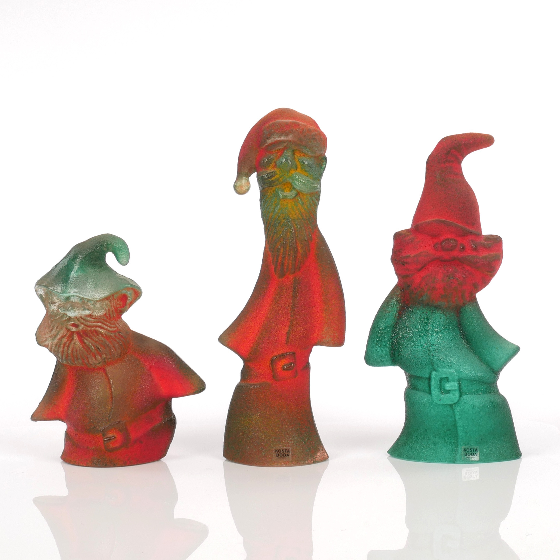 KJELL ENGMAN. Tomtar "Catwalk Santas" 3 st, konstglas, Kosta Boda, signerade.